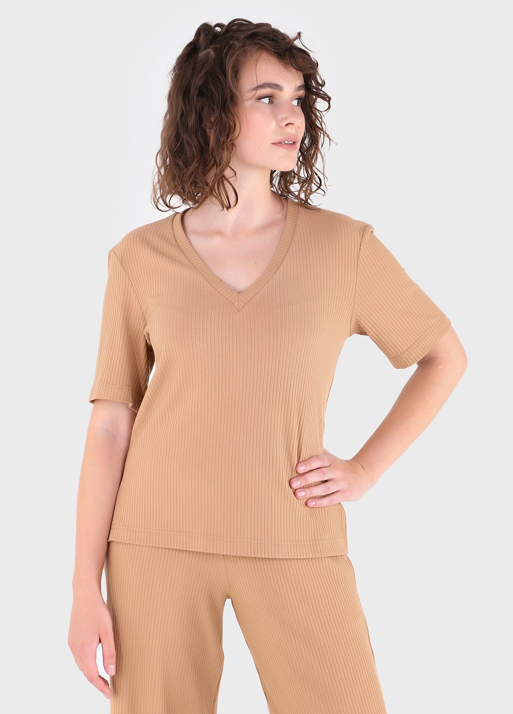 Купить Легкая футболка женская в рубчик Merlini Корунья 800000028 - Песочный, 42-44 в интернет-магазине