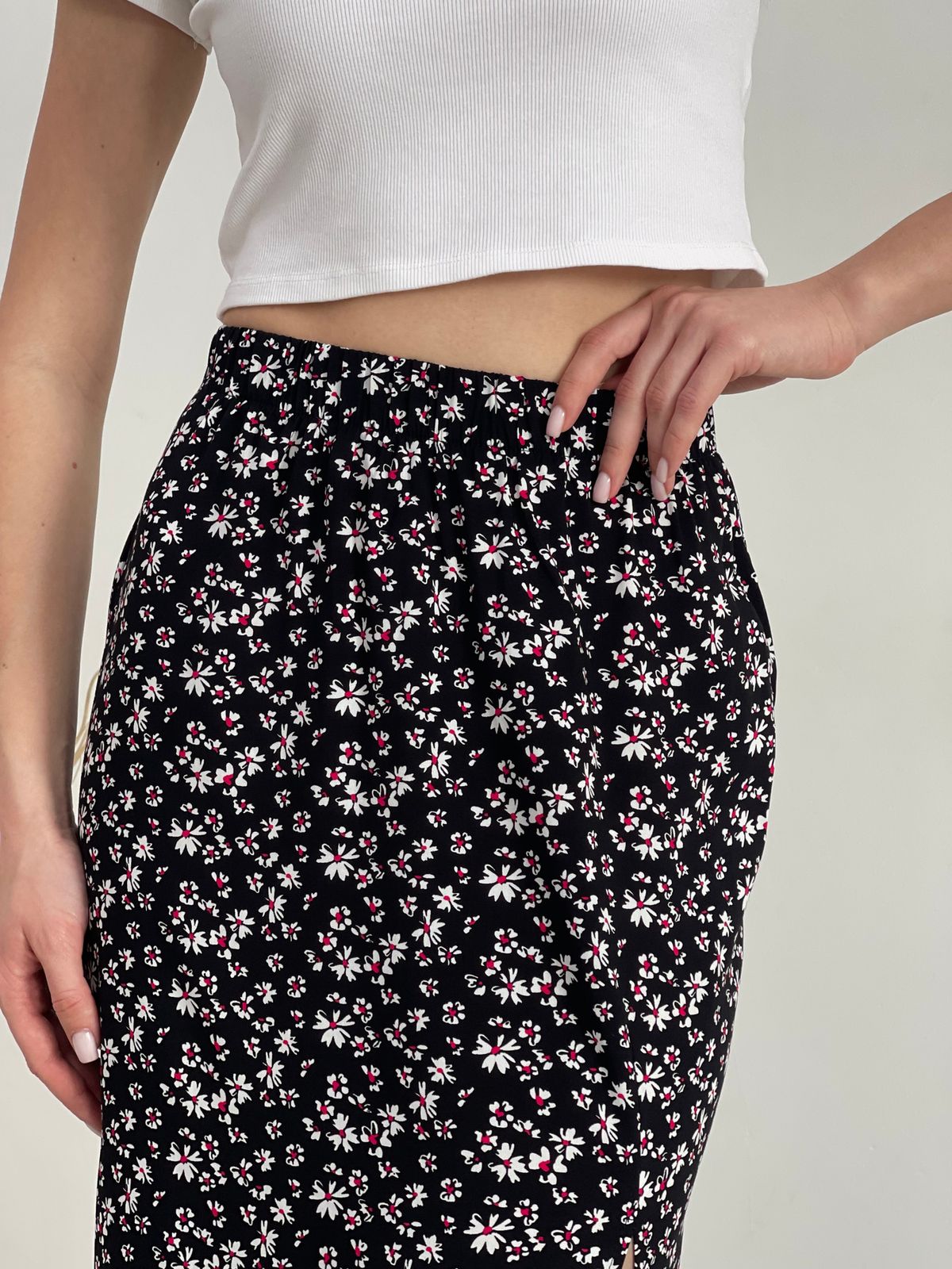 Купить Длинная женская юбка с разрезом в цветочек черная Merlini Лакко 400001266 размер 42-44 (S-M) в интернет-магазине