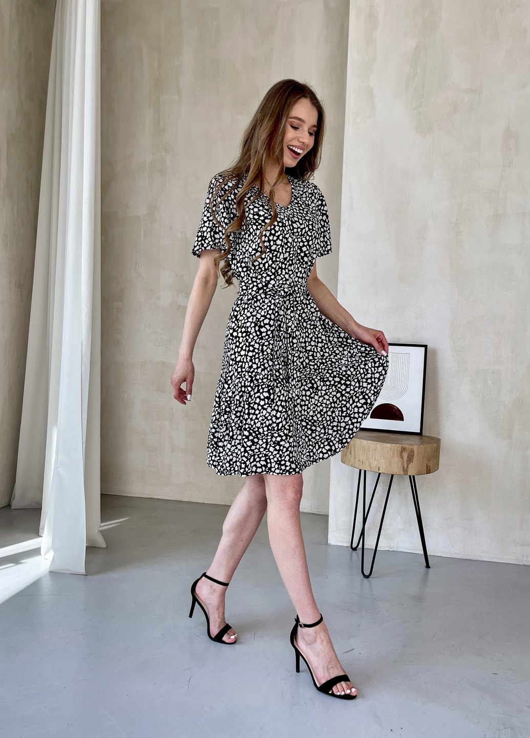Купить Женское платье до колена с леопардовым принтом и коротким рукавом черное Merlini Каваторе 700000281, размер 42-44 (S-M) в интернет-магазине