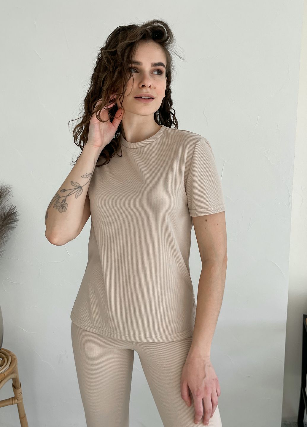 Купить Костюм женский в рубчик футболка с лосинами светло-бежевый Merlini Сантино 100000502, размер XS-M (40-44) в интернет-магазине