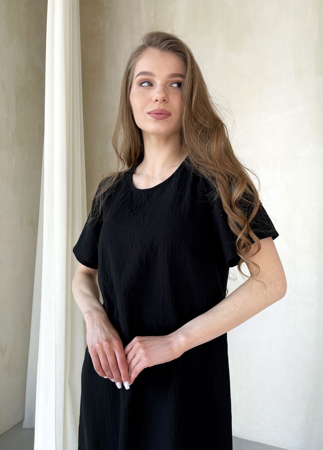 Купить Женское платье до колена однотонное с коротким рукавом из льна черное Merlini Престо 700000181, размер 42-44 (S-M) в интернет-магазине