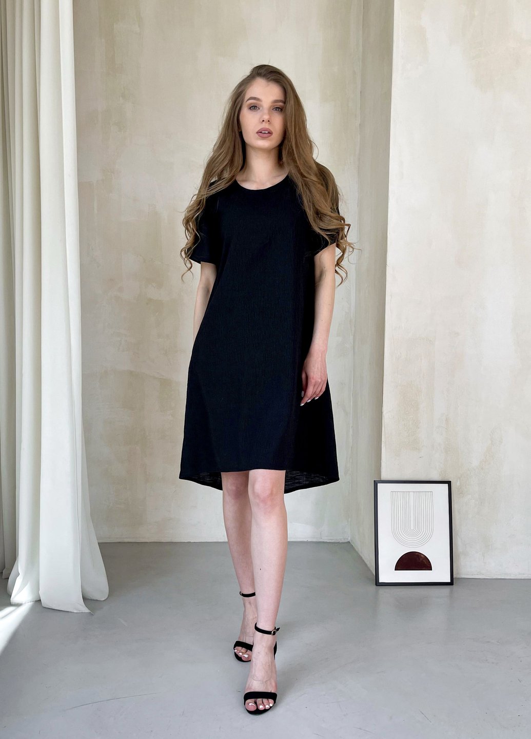 Купить Женское платье до колена однотонное с коротким рукавом из льна черное Merlini Престо 700000181, размер 42-44 (S-M) в интернет-магазине