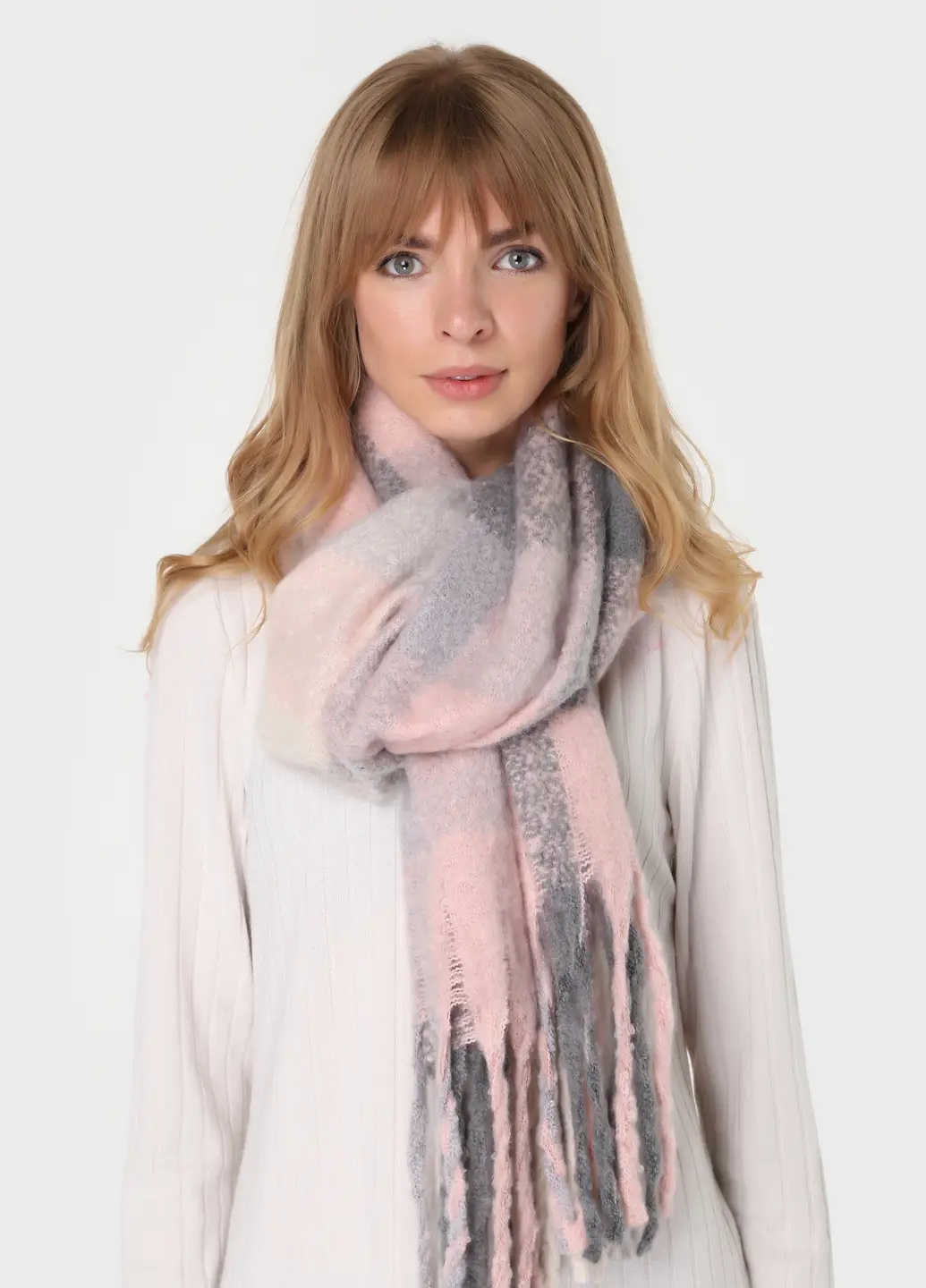 Какие шарфы будут в моде зимой 2023/24, где их купить и с чем сочетать