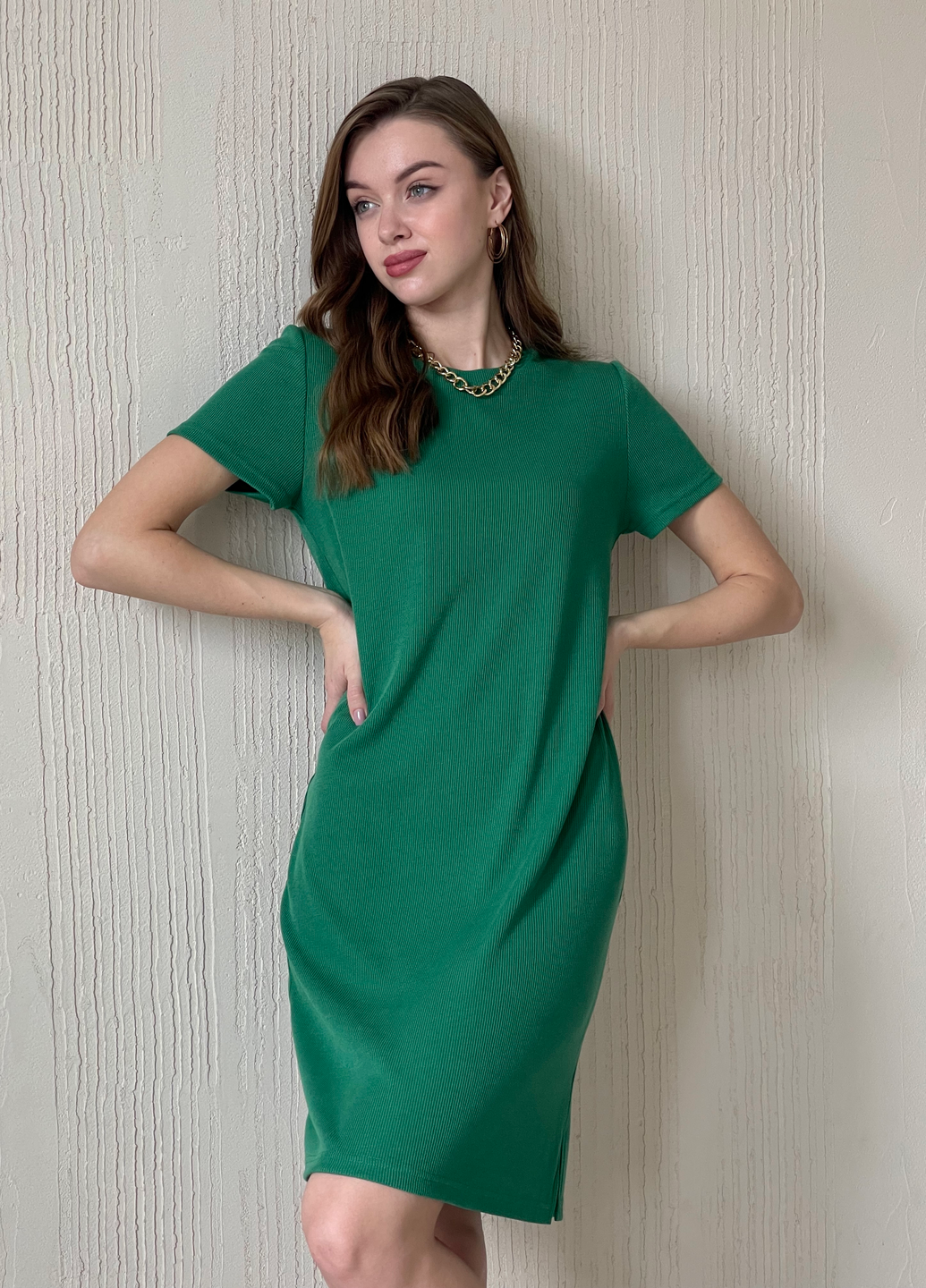 Купить Платье-футболка до колена в рубчик зеленое Merlini Милан 700000149 размер 42-44 (S-M) в интернет-магазине
