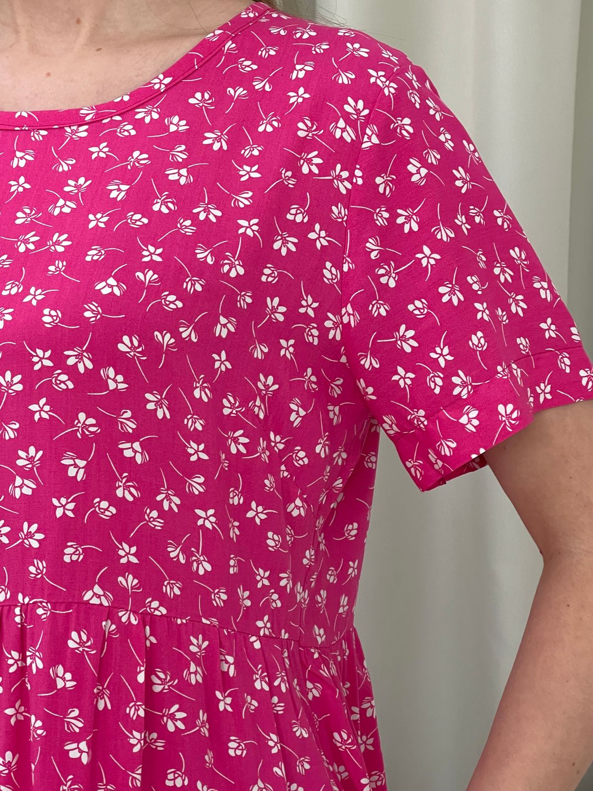 Купить Летнее платье с рюшами в цветочек розовое Merlini Казерта 700001263 размер 42-44 (S-M) в интернет-магазине