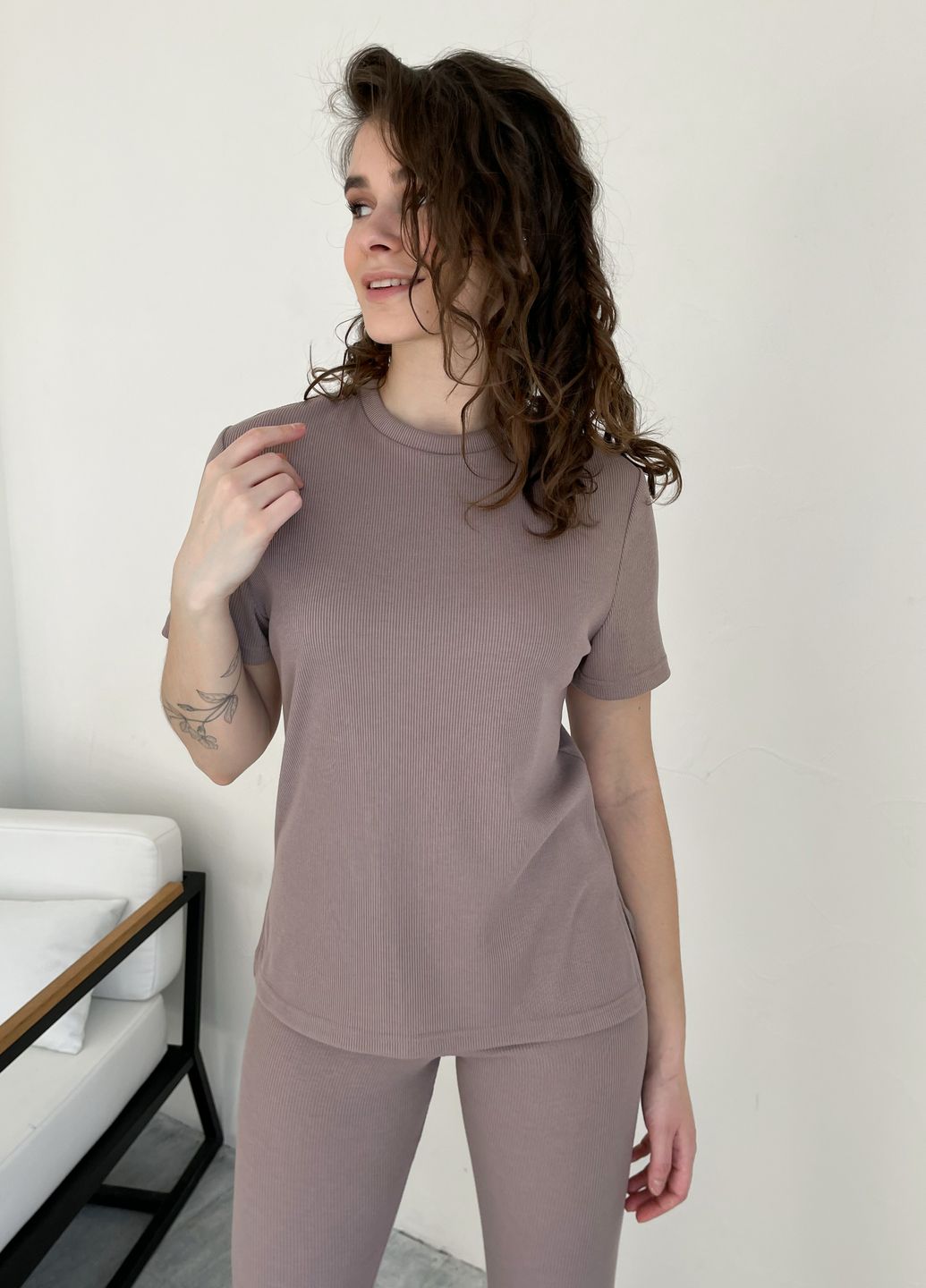 Купить Костюм женский в рубчик футболка с лосинами бежевый Merlini Сантино 100000504, размер L-2XL (46-50) в интернет-магазине