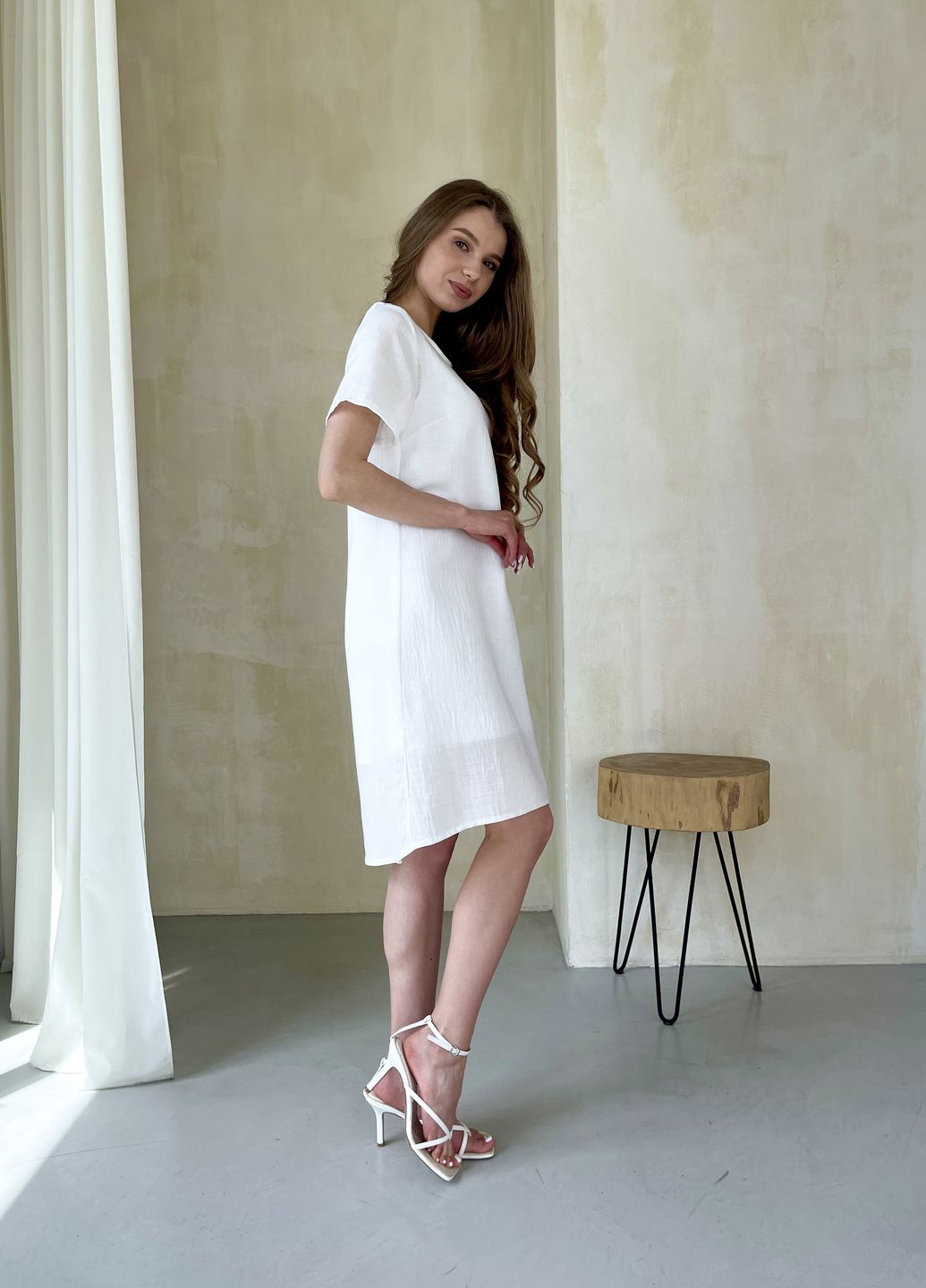 Купить Женское платье до колена однотонное с коротким рукавом из льна белое Merlini Престо 700000183, размер 42-44 (S-M) в интернет-магазине