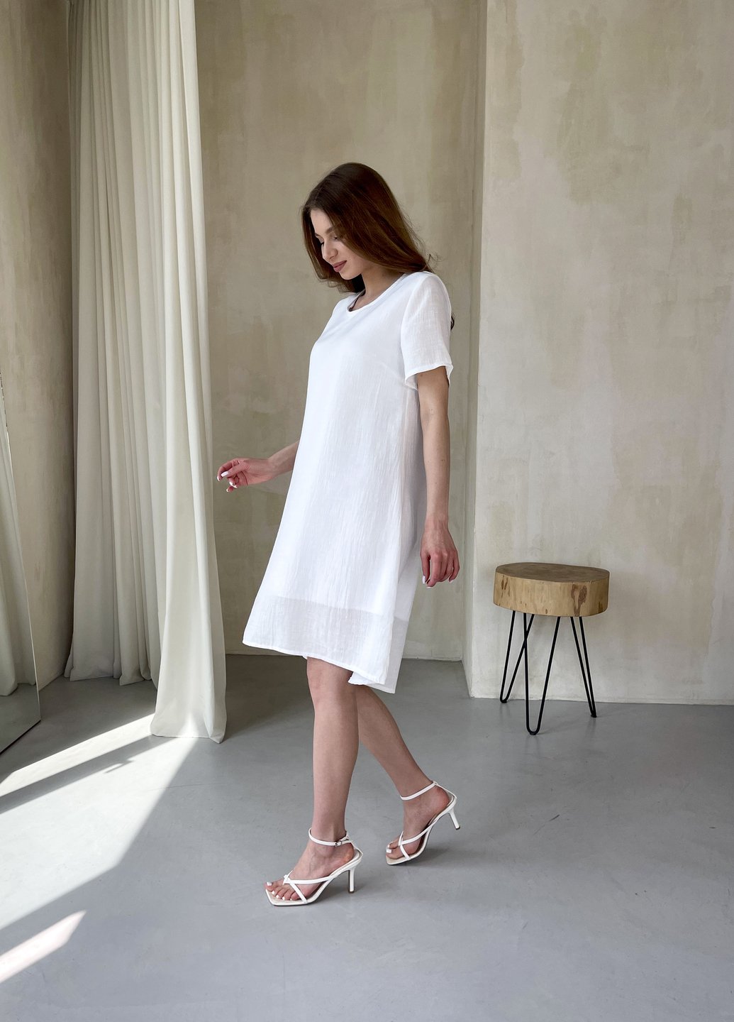 Купить Женское платье до колена однотонное с коротким рукавом из льна белое Merlini Престо 700000183, размер 42-44 (S-M) в интернет-магазине