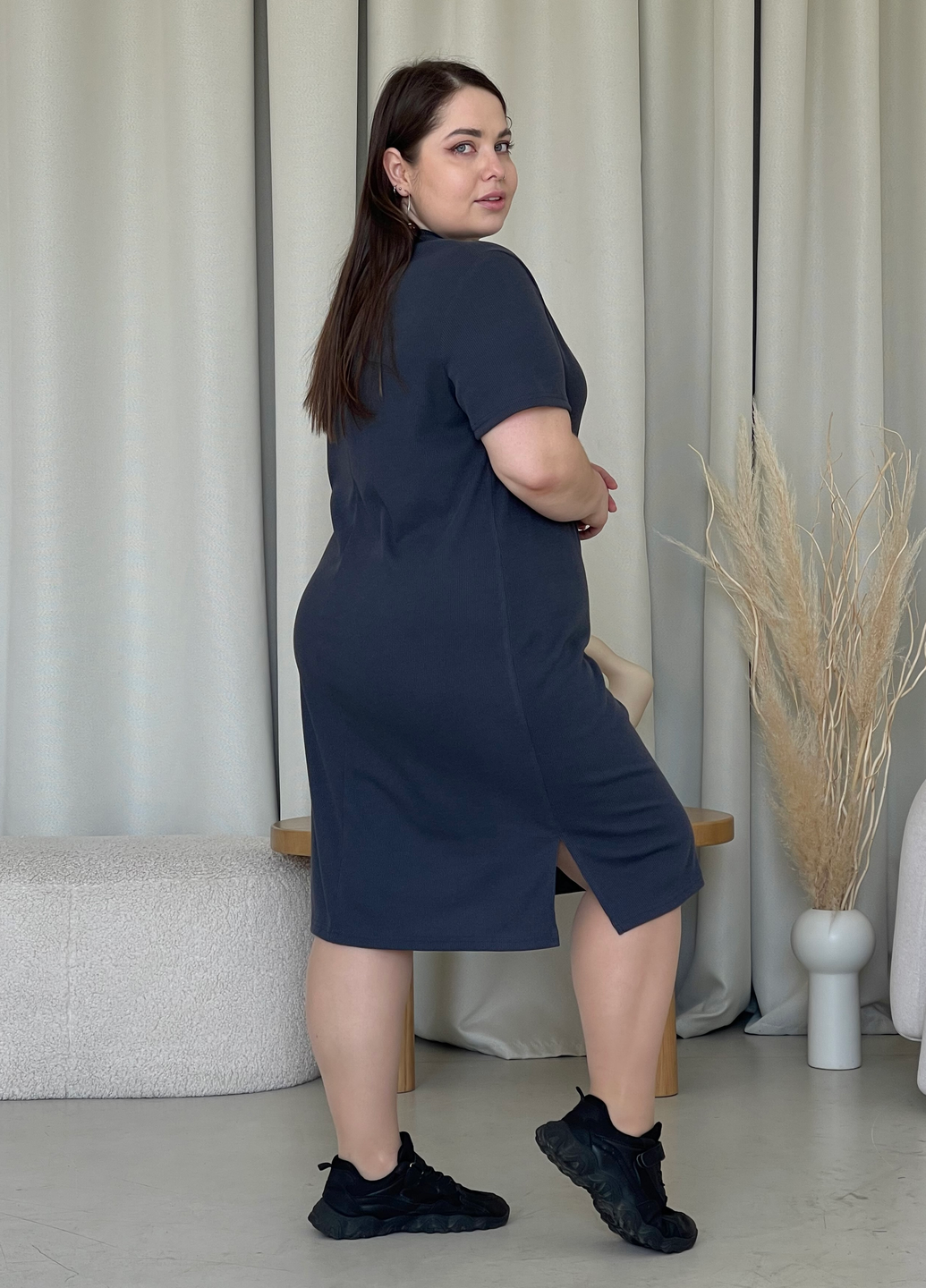 Купить Платье-футболка до колена в рубчик серое Merlini Милан 700000150 размер 42-44 (S-M) в интернет-магазине