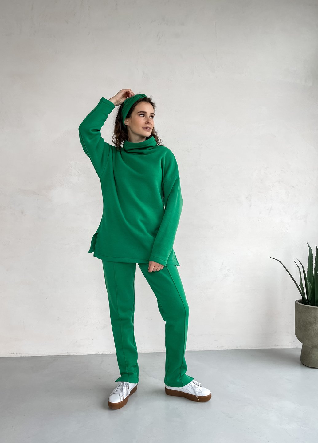 Купить Теплый зеленый костюм женский для офиса на флисе двойка: реглан, брюки Катания 100000195, размер 42-44 в интернет-магазине