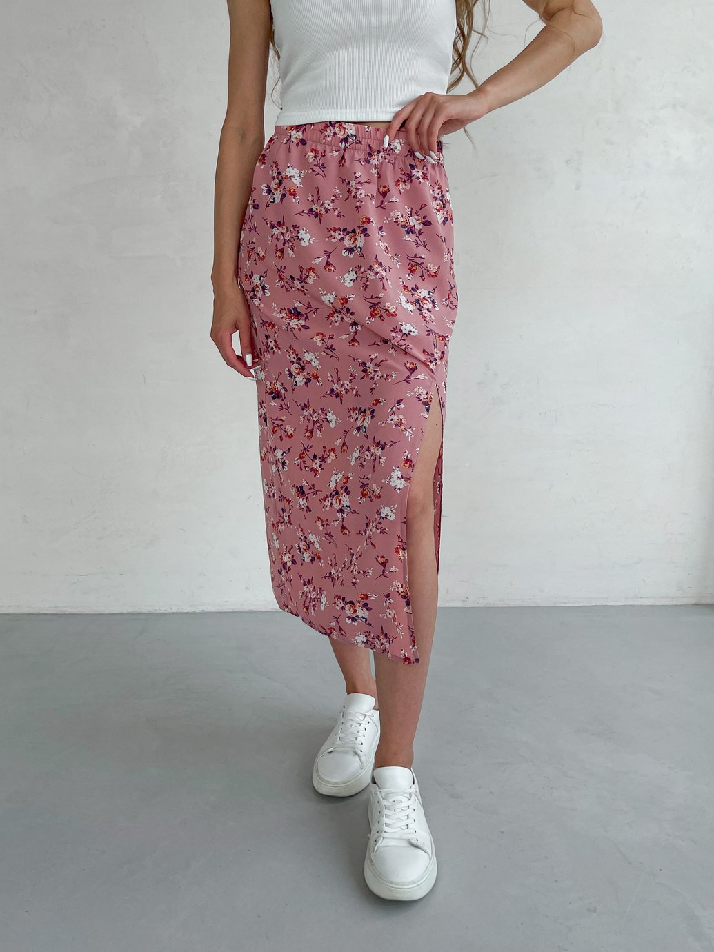 Купити Довга жіноча спідниця нижче коліна з розміром у квіточкуMerlini Парма 400000103, розмір 42-44 (S-M) в інтернет-магазині
