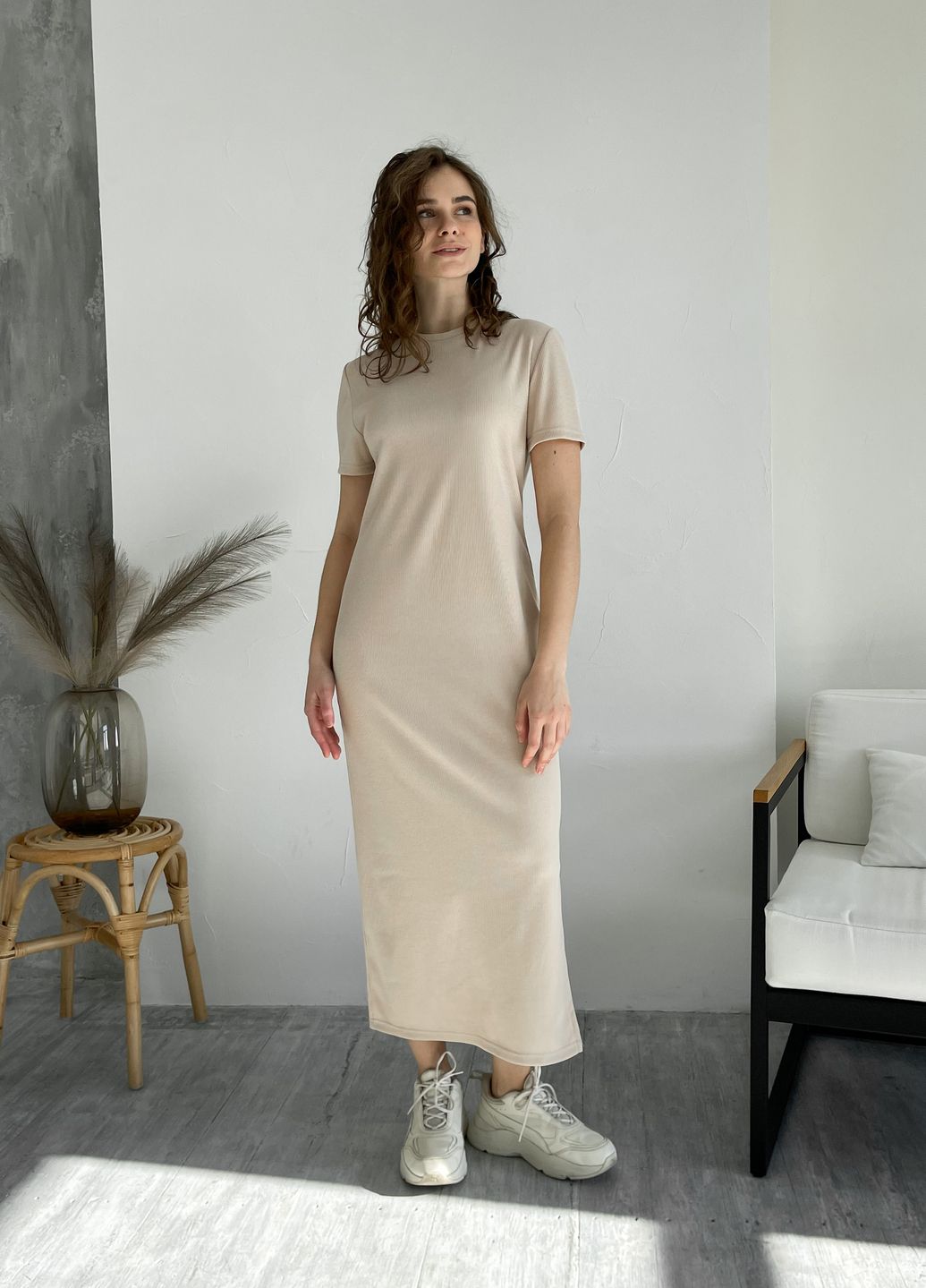 Купить Длинное платье-футболка в рубчик светло-бежевое Merlini Кассо 700000122 размер 42-44 (S-M) в интернет-магазине