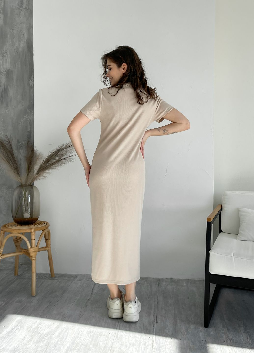 Купить Длинное платье-футболка в рубчик светло-бежевое Merlini Кассо 700000122 размер 42-44 (S-M) в интернет-магазине