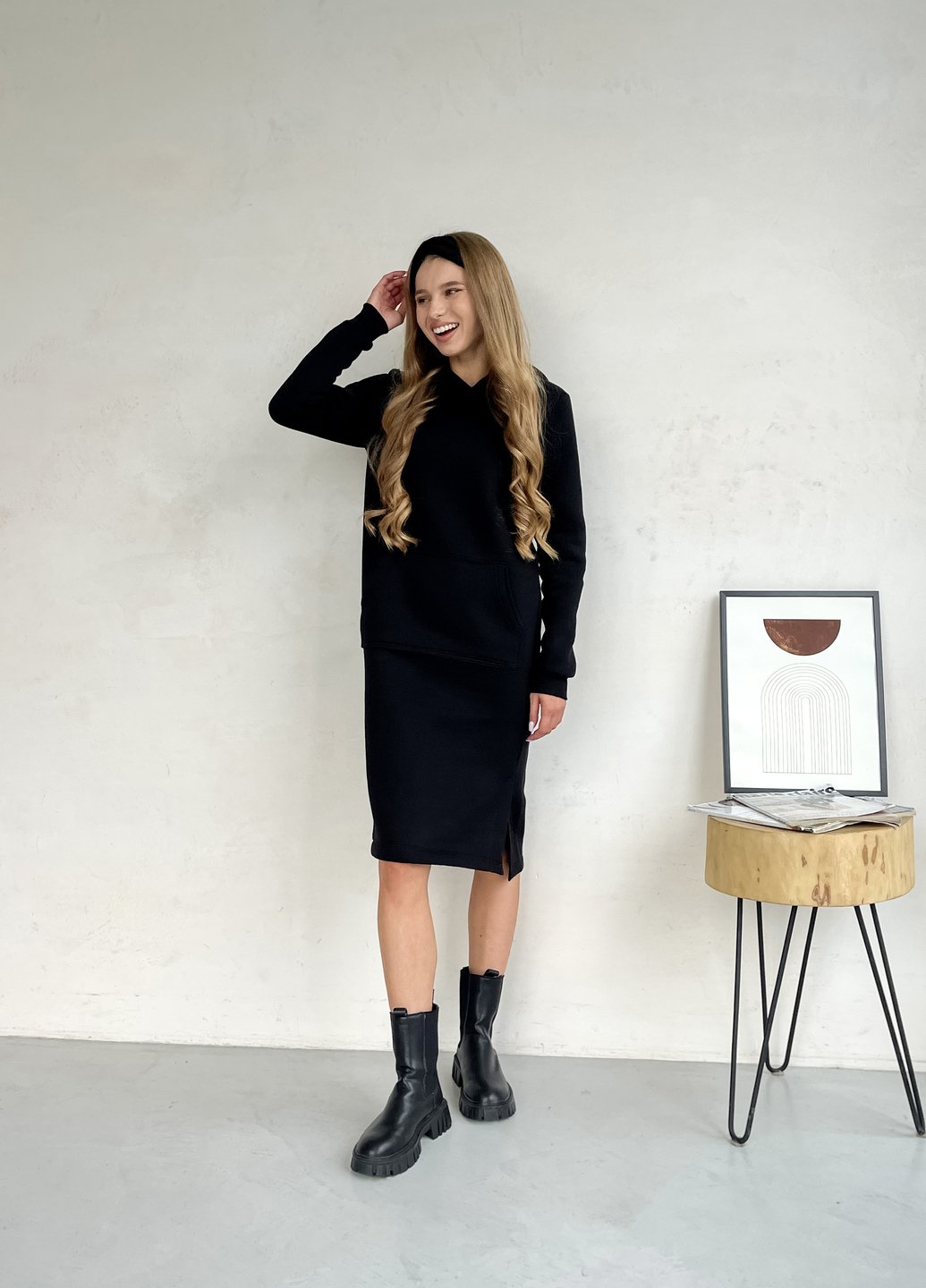 Купить Теплое зимнее платье-худи на флисе ниже колена черный Merlini Рошель 700001001, размер 42-44 (S-M) в интернет-магазине