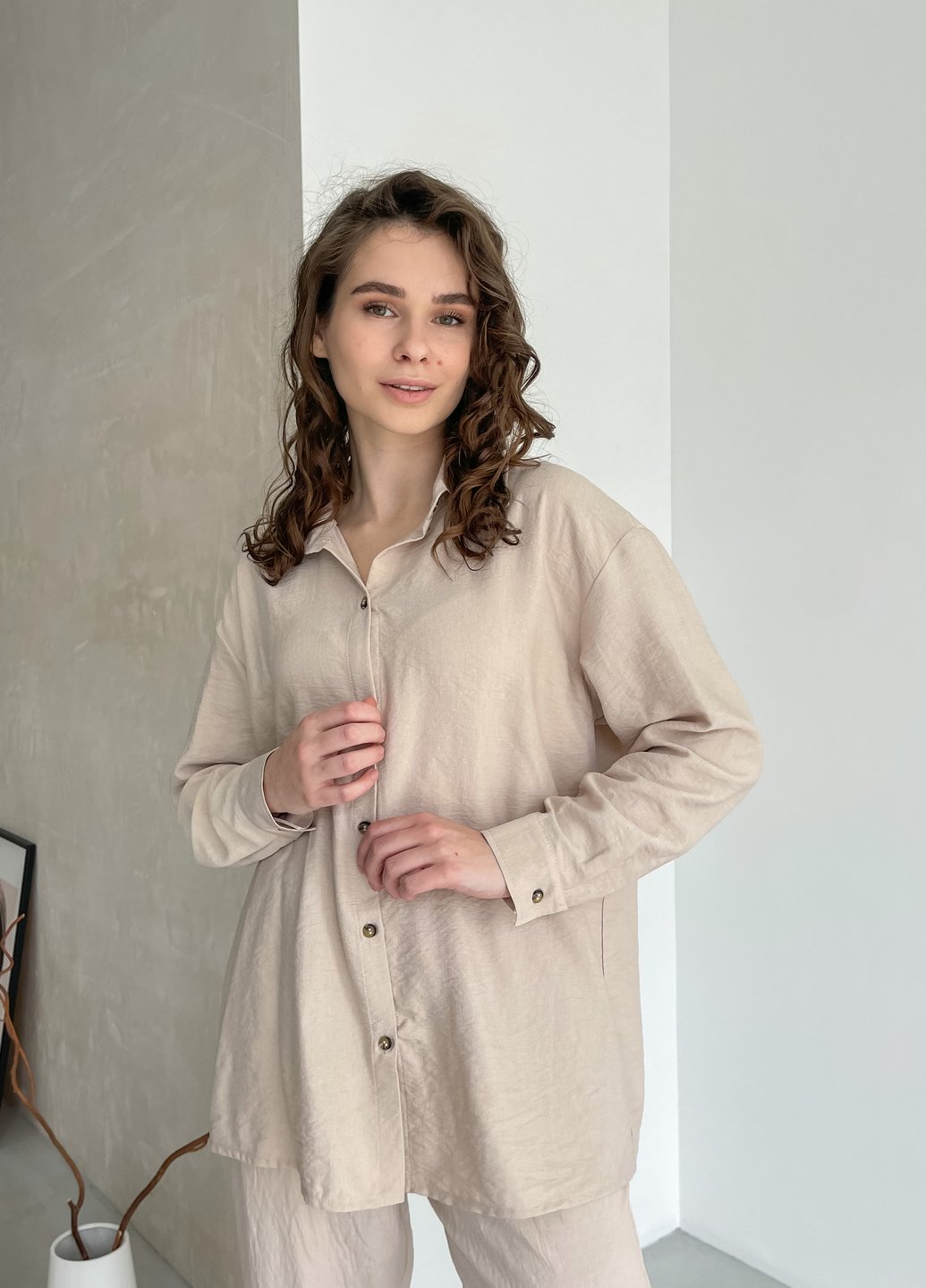 Купить Рубашка женская с длинным рукавом бежевого цвета из льна Merlini Беллуно 200000243, размер 42-44 в интернет-магазине