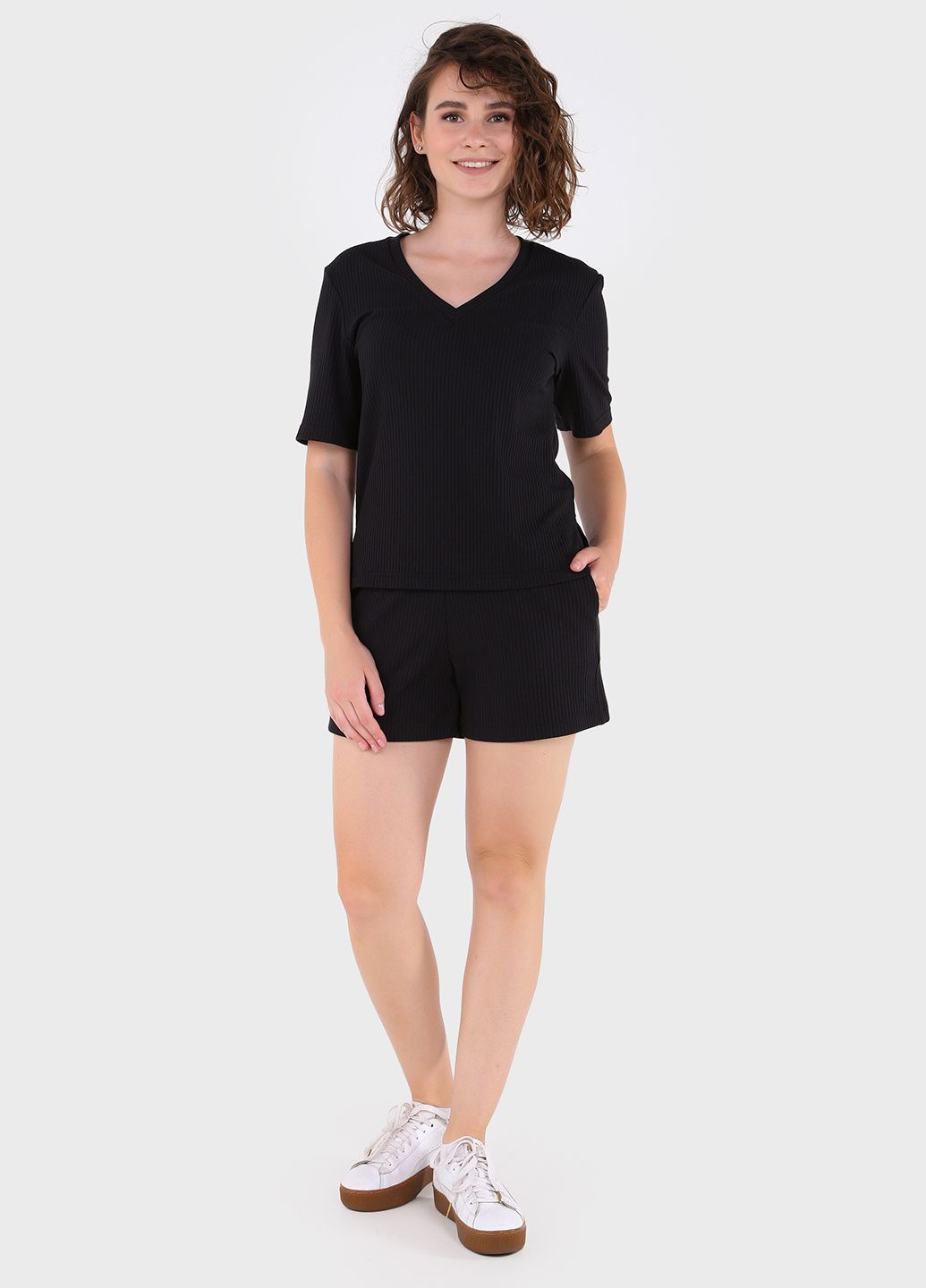 Купить Легкая футболка женская в рубчик Merlini Корунья 800000021 - Черный, 42-44 в интернет-магазине