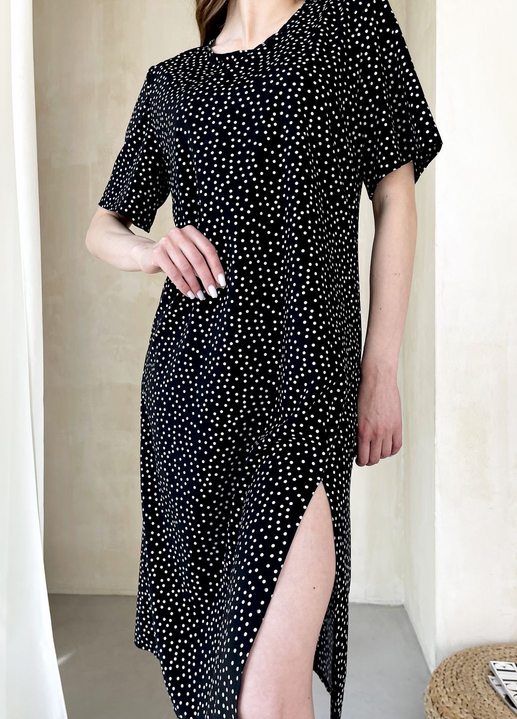 Купить Женское платье до колена в горох с разрезом и пояском черное Merlini Асти 700000201, размер 42-44 (S-M) в интернет-магазине