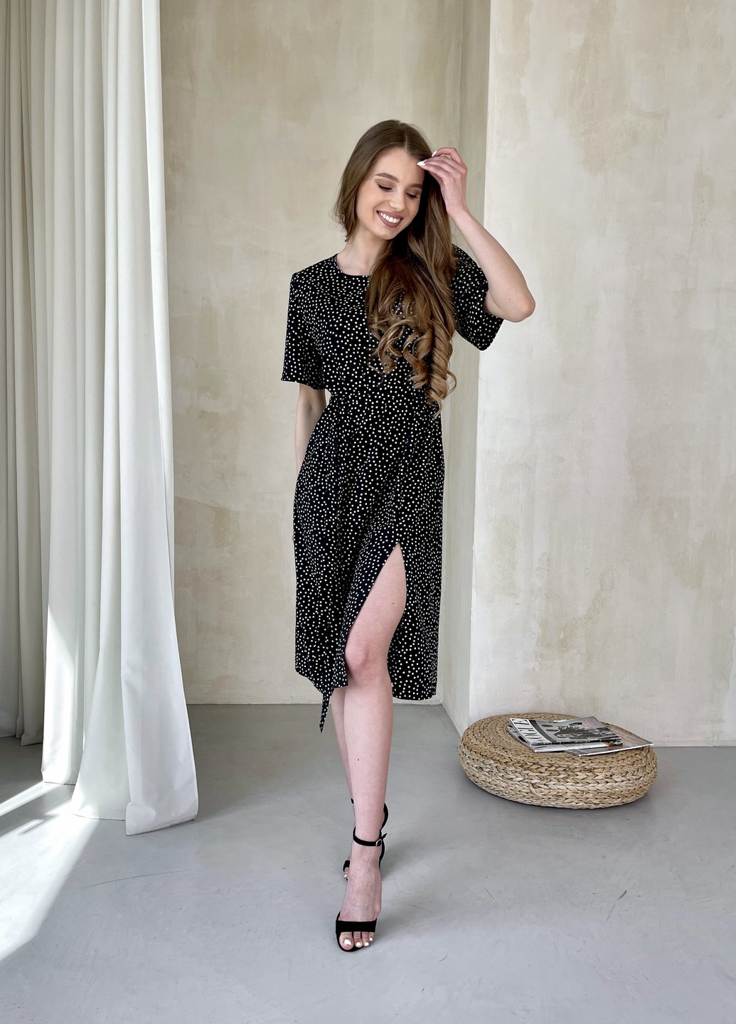 Купить Женское платье до колена в горох с разрезом и пояском черное Merlini Асти 700000201, размер 42-44 (S-M) в интернет-магазине