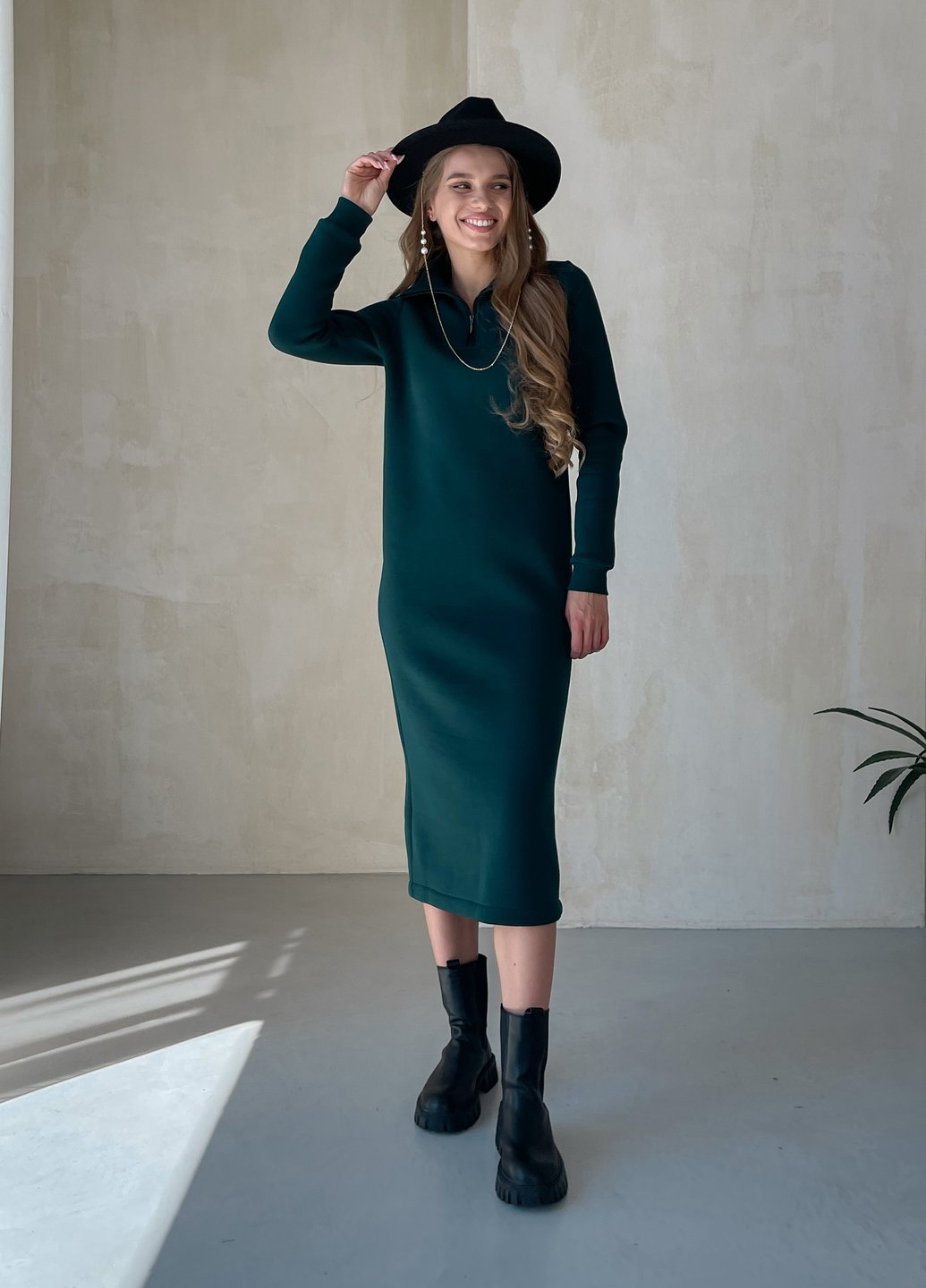 Купить Зимнее теплое платье на флисе ниже колена на молнии зелёный Merlini Антони 700001042, размер 42-44 (S-M) в интернет-магазине