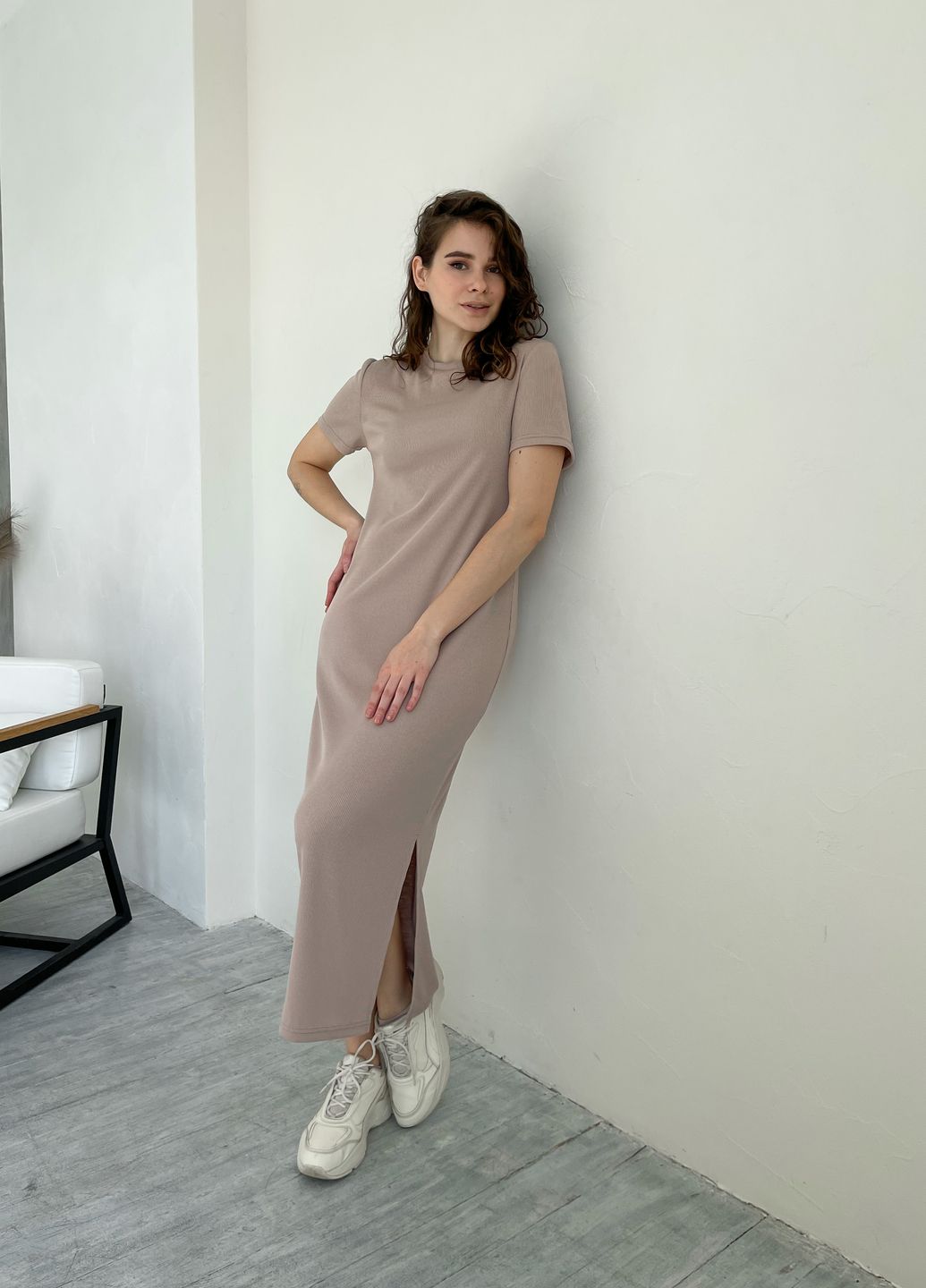 Купить Длинное платье-футболка в рубчик бежевое Merlini Кассо 700000123 размер 42-44 (S-M) в интернет-магазине