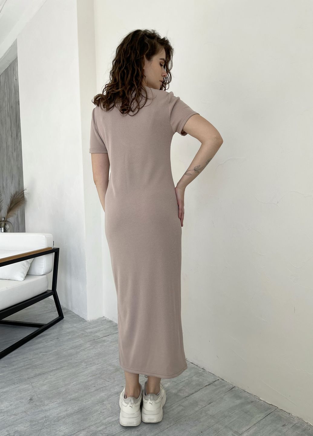 Купить Длинное платье-футболка в рубчик бежевое Merlini Кассо 700000123 размер 42-44 (S-M) в интернет-магазине