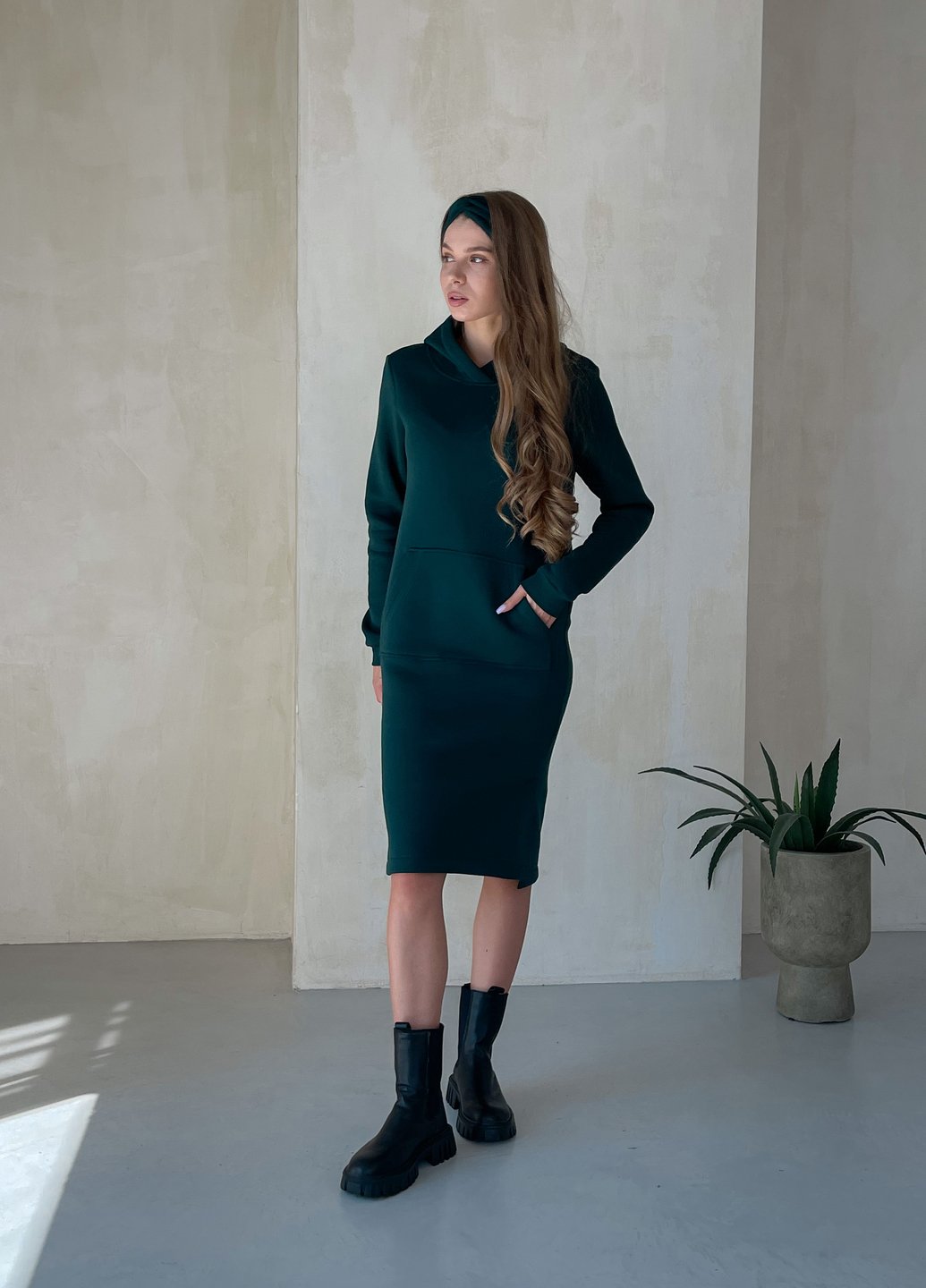 Купить Теплое зимнее платье-худи на флисе ниже колена зелёный Merlini Рошель 700001002, размер 42-44 (S-M) в интернет-магазине