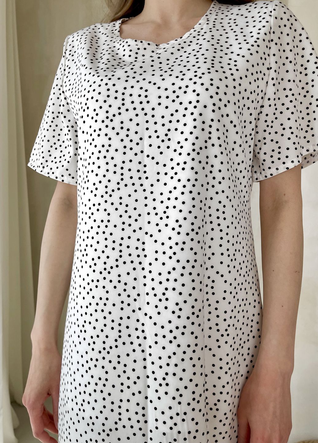 Купить Женское платье до колена в горох с разрезом и пояском белое Merlini Асти 700000202, размер 42-44 (S-M) в интернет-магазине