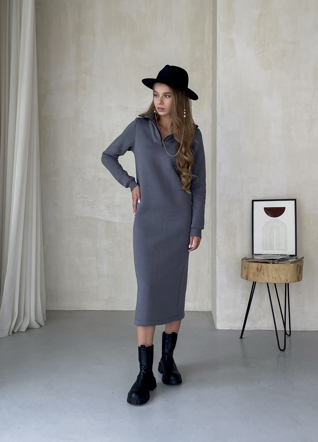 Купить Зимнее теплое платье на флисе ниже колена на молнии серый Merlini Антони 700001043, размер 42-44 (S-M) в интернет-магазине