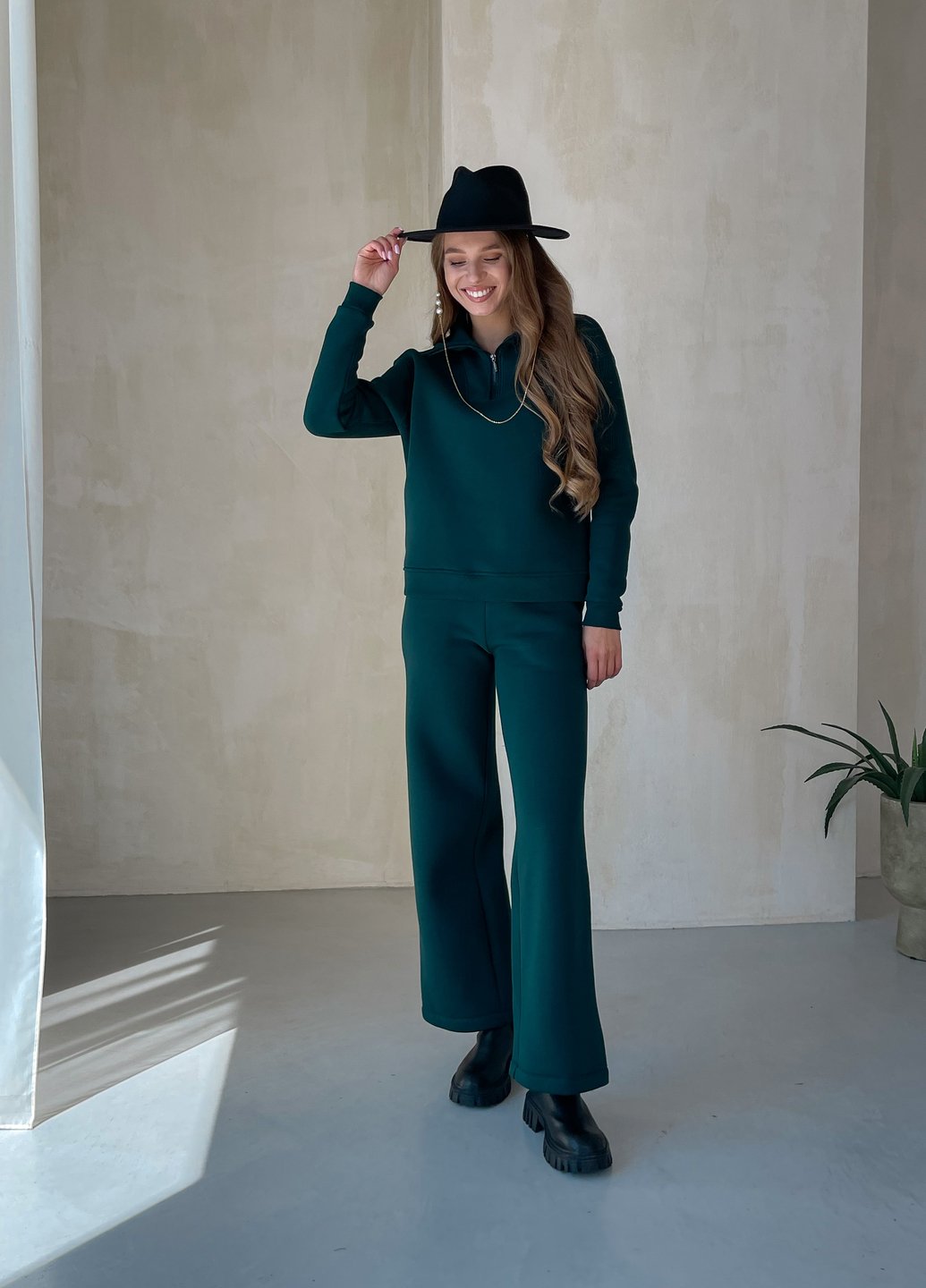 Купить Зимний женский костюм на флисе с широкими штанами и кофтой на замке зелёный Merlini Клермон 100001102, размер 42-44 (S-M) в интернет-магазине