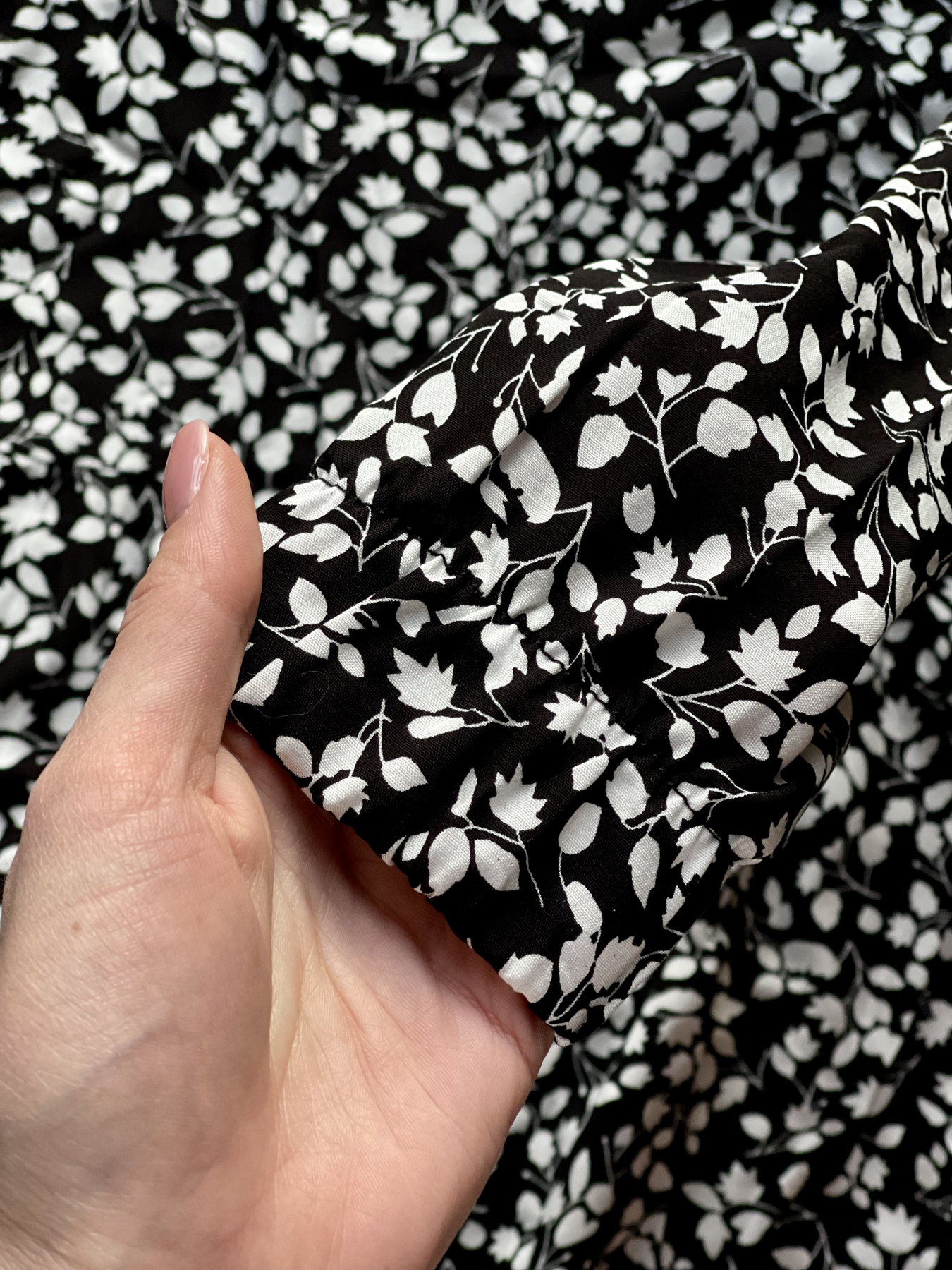 Купити Довга сукня в квіточку чорна з довгим рукавом Merlini Форі 700001201, розмір 42-44 (S-M) в інтернет-магазині