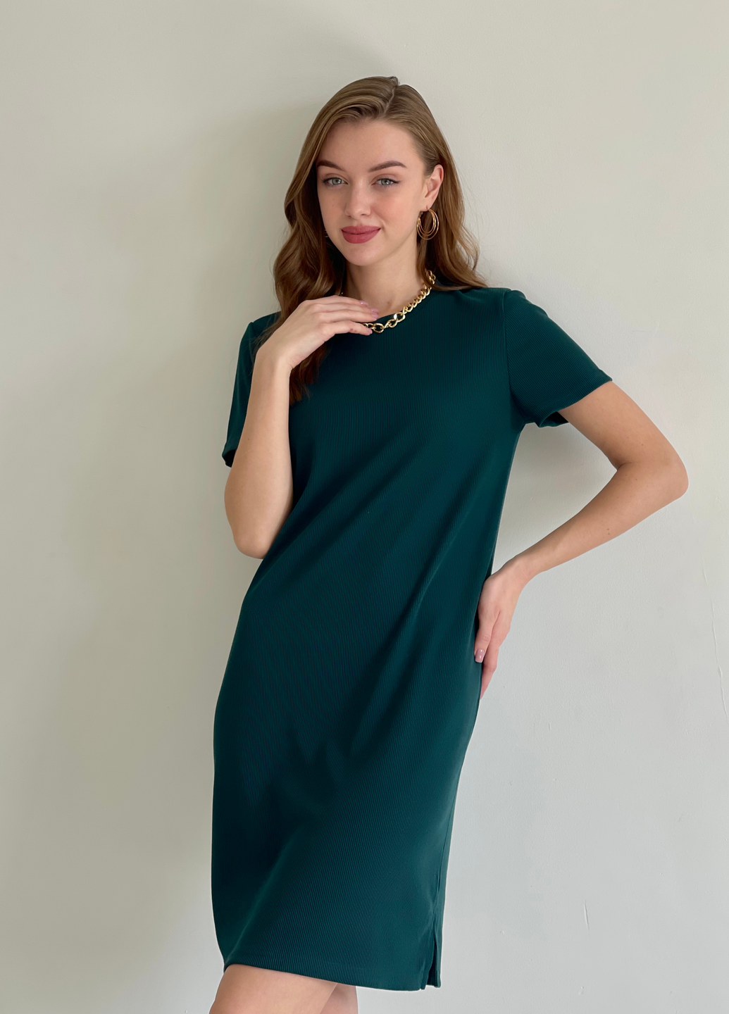 Купить Платье-футболка до колена в рубчик зеленое Merlini Милан 700000152 размер 42-44 (S-M) в интернет-магазине