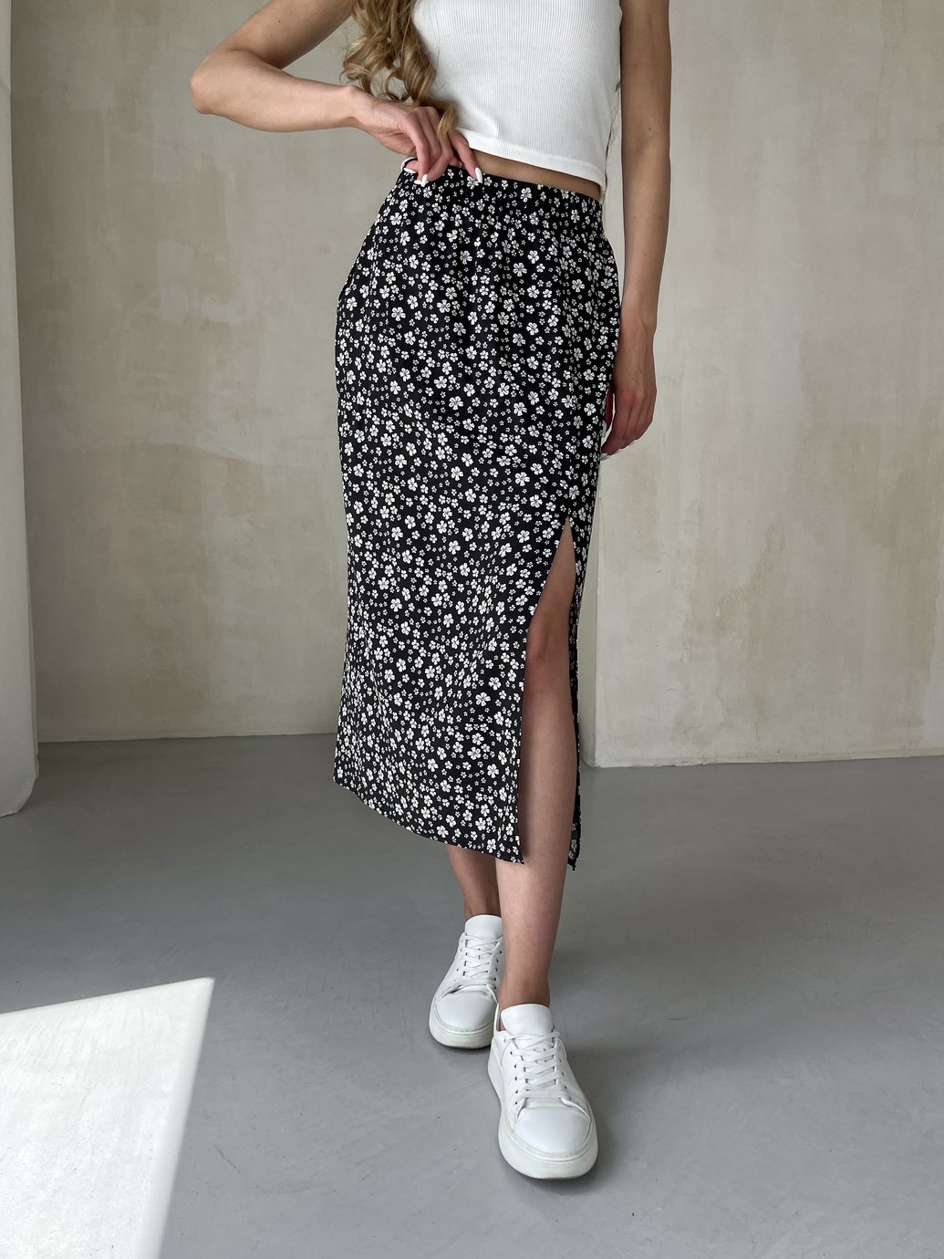 Купить Длинная женская юбка ниже колена с размером в цветочек Merlini Равенна 400000122, размер 42-44 (S-M) в интернет-магазине