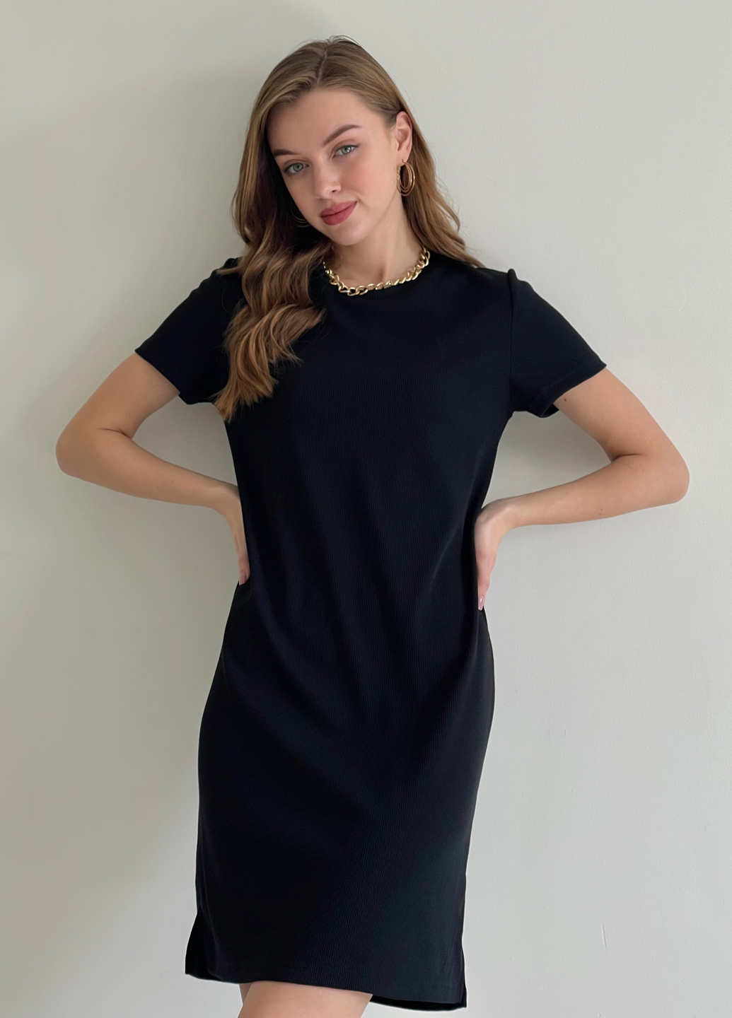 Купить Платье-футболка до колена в рубчик черное Merlini Милан 700000141 размер 42-44 (S-M) в интернет-магазине