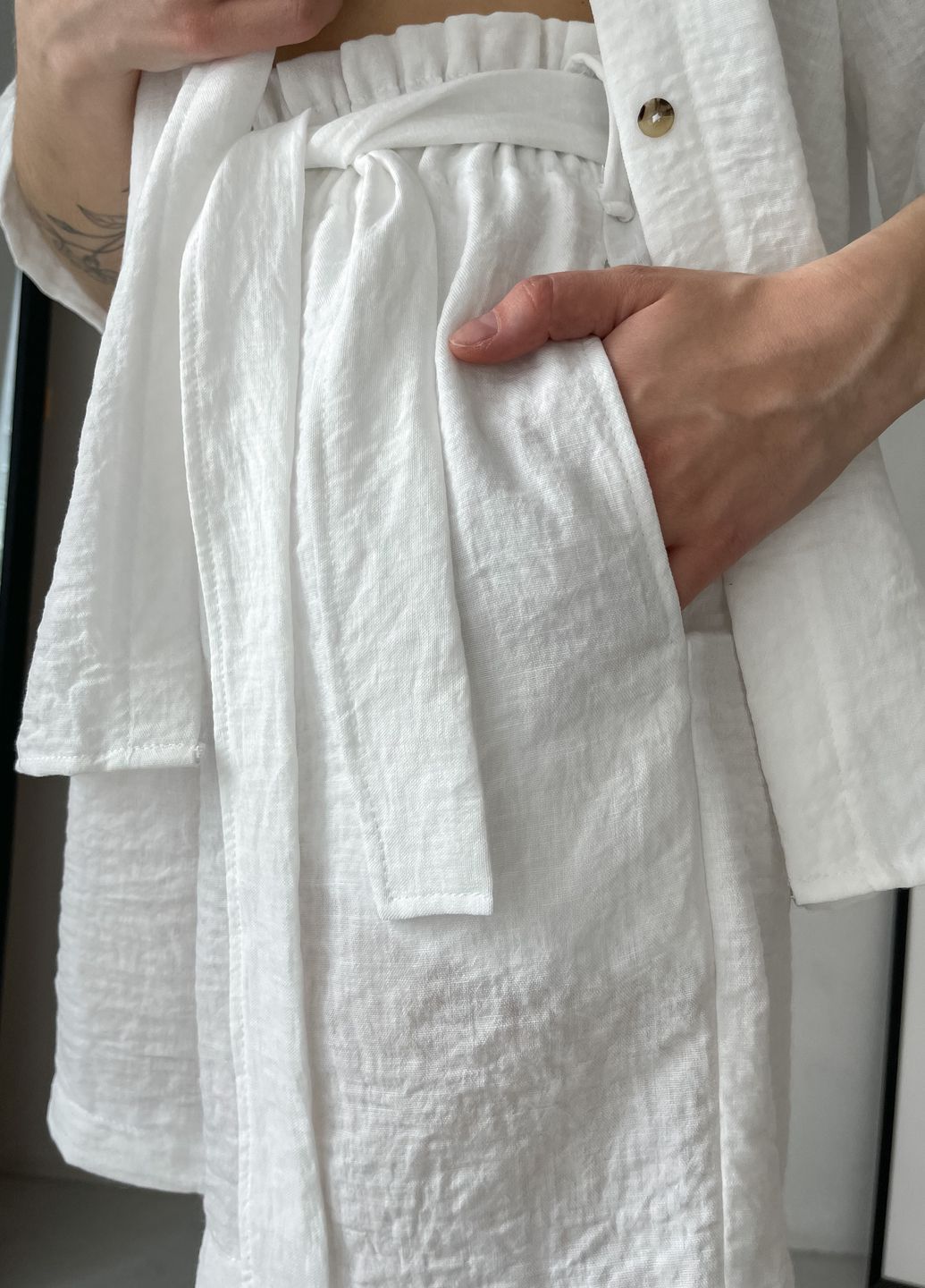 Купить Женские летние шорты бермуды с пояском из льна белые Merlini Карлино 300000142, размер 42-44 в интернет-магазине