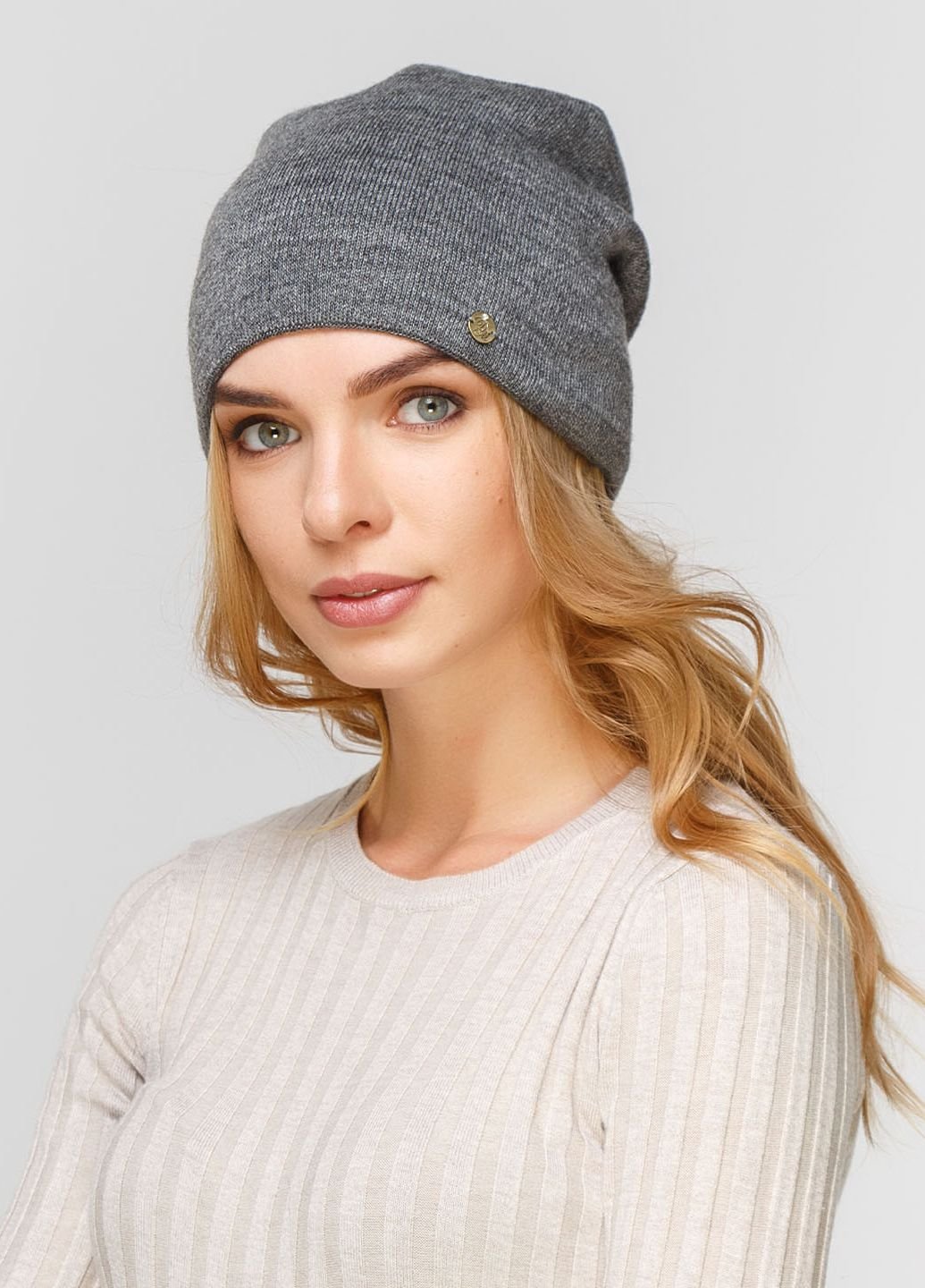 Купить Зимняя теплая женская шапка на флисовой подкладке DeMari ДеМари 550490 - Тёмно-Серый в интернет-магазине