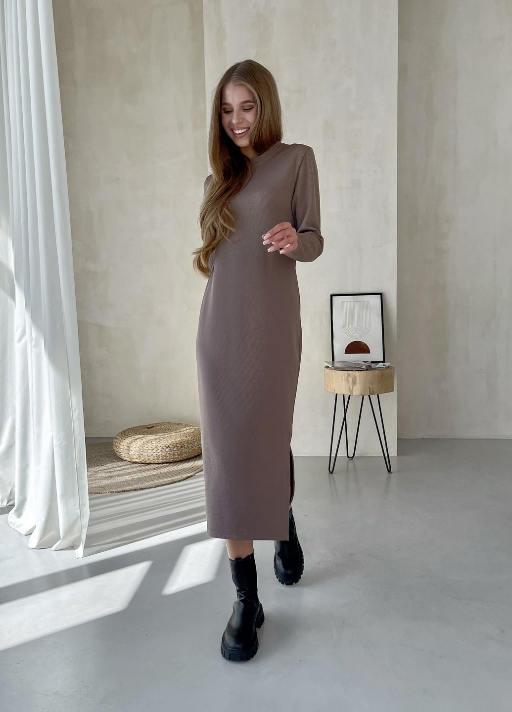 Купить Свободное теплое длинное платье в рубчик на флисе бежевое Merlini Генуя 700001082 размер 42-44 в интернет-магазине