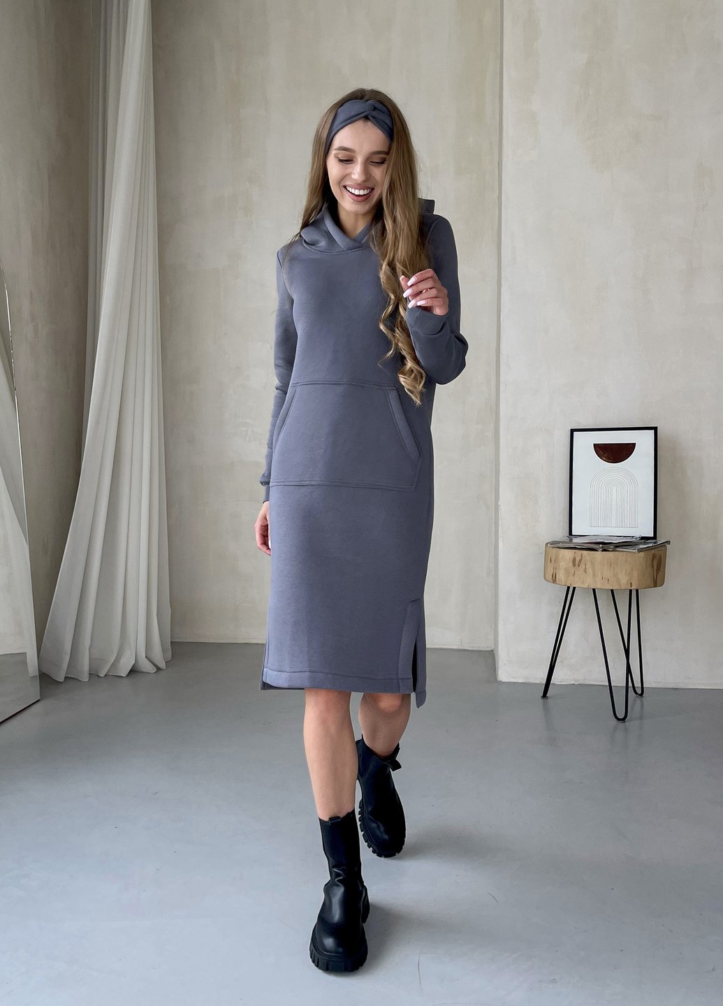 Купить Теплое зимнее платье-худи на флисе ниже колена серый Merlini Рошель 700001003, размер 42-44 (S-M) в интернет-магазине