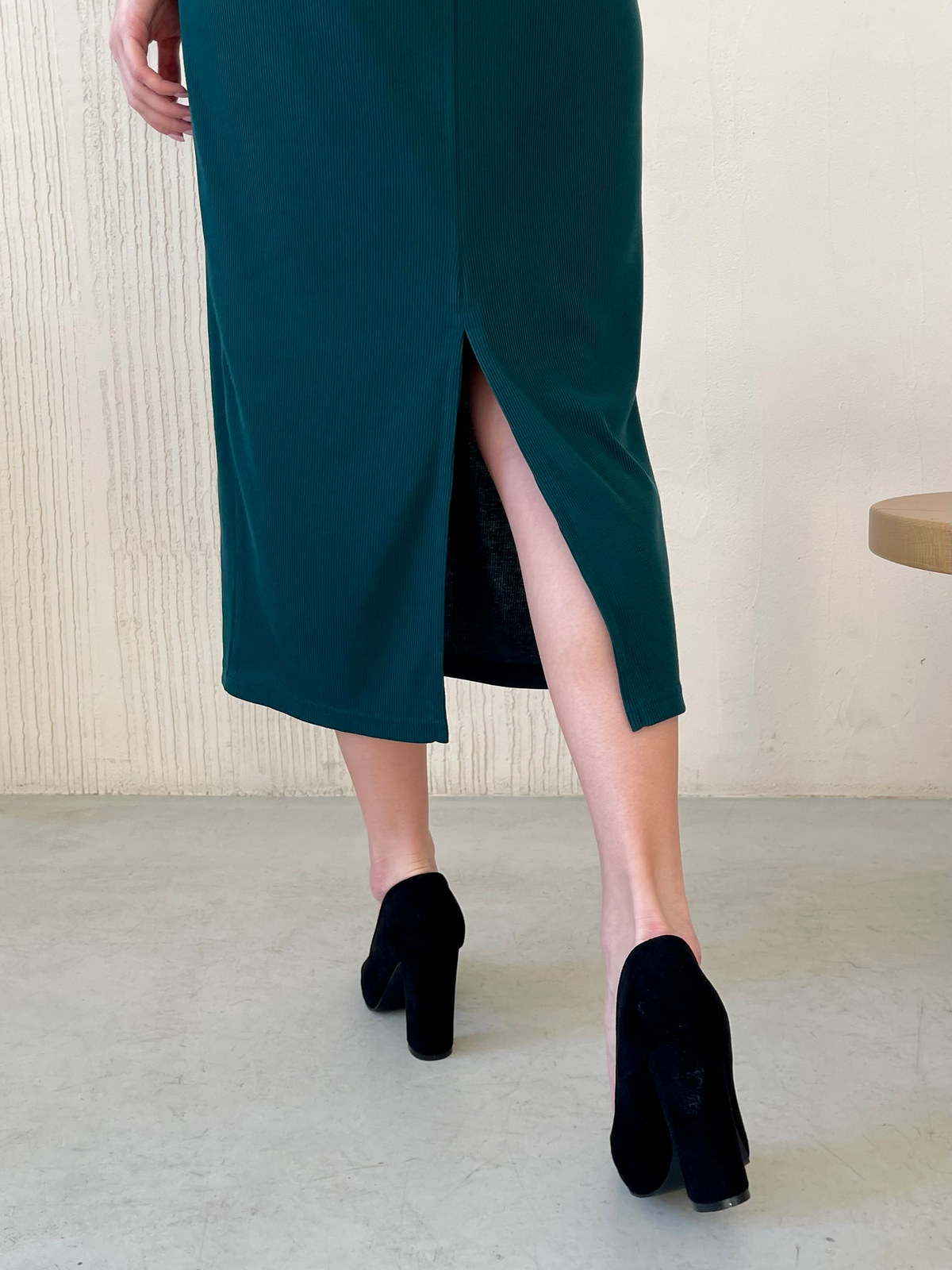 Купить Длинное зеленое платье в рубчик с длинным рукавом Merlini Венето 700001143, размер 42-44 (S-M) в интернет-магазине
