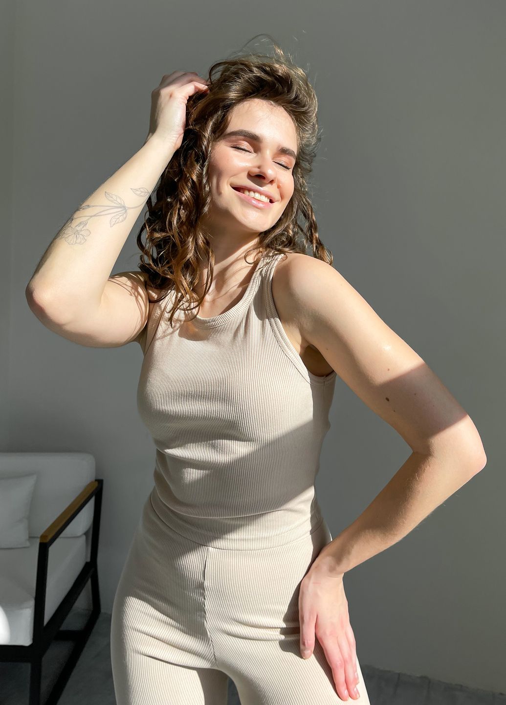 Купить Костюм женский в рубчик топ с лосинами светло-бежевый Merlini Сотто 100000442, размер XS-M (40-44) в интернет-магазине