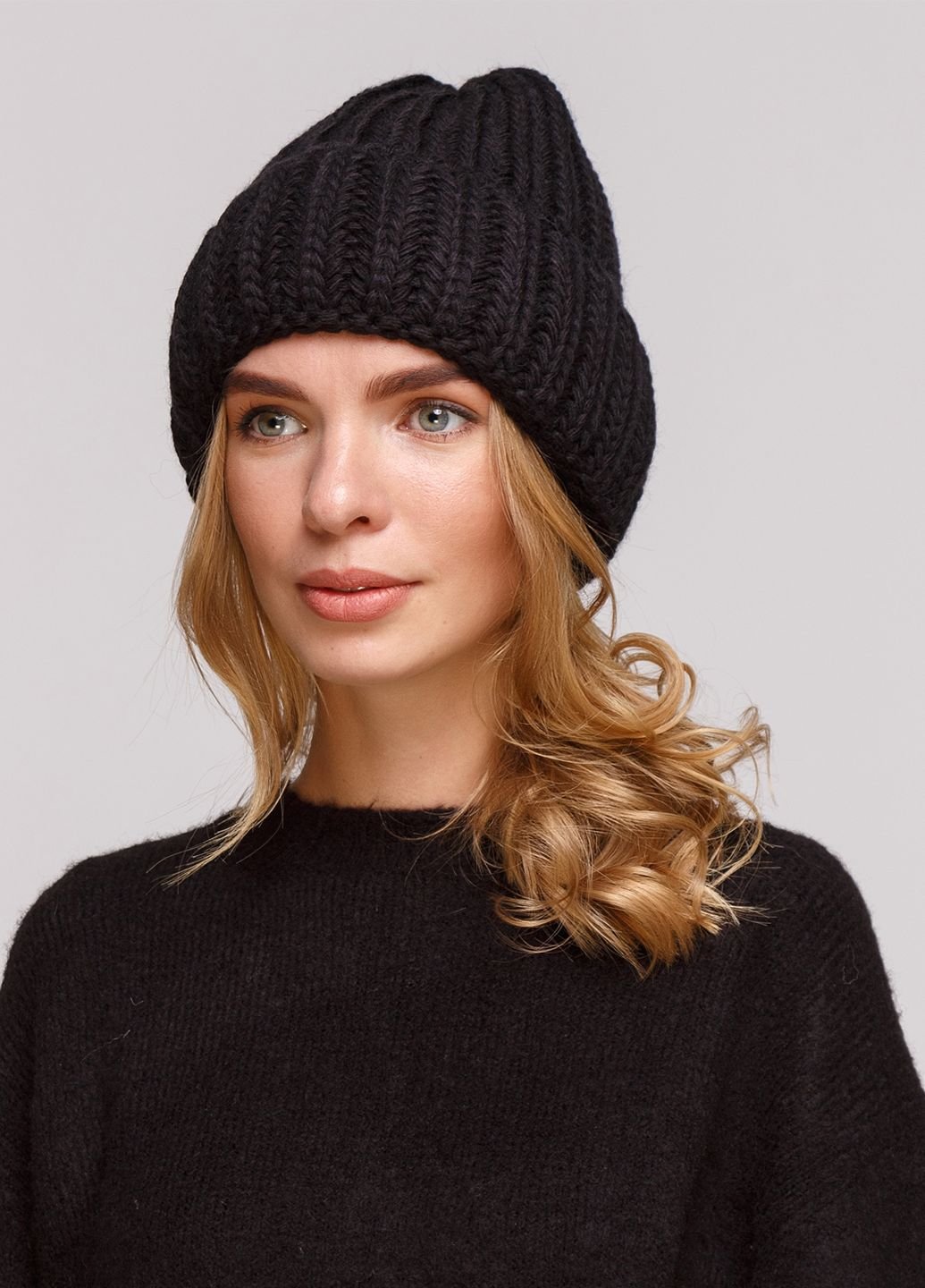 Купить Зимняя вязаная женская шапка с отворотом на флисовой подкладке DeMari Софа 550001 - Черный в интернет-магазине