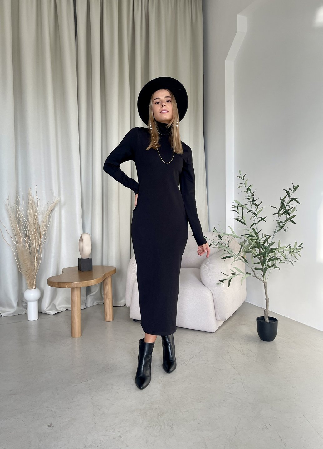 Купить Свободное теплое длинное платье в рубчик на флисе черное Merlini Мартен 700001101 размер 42-44 в интернет-магазине