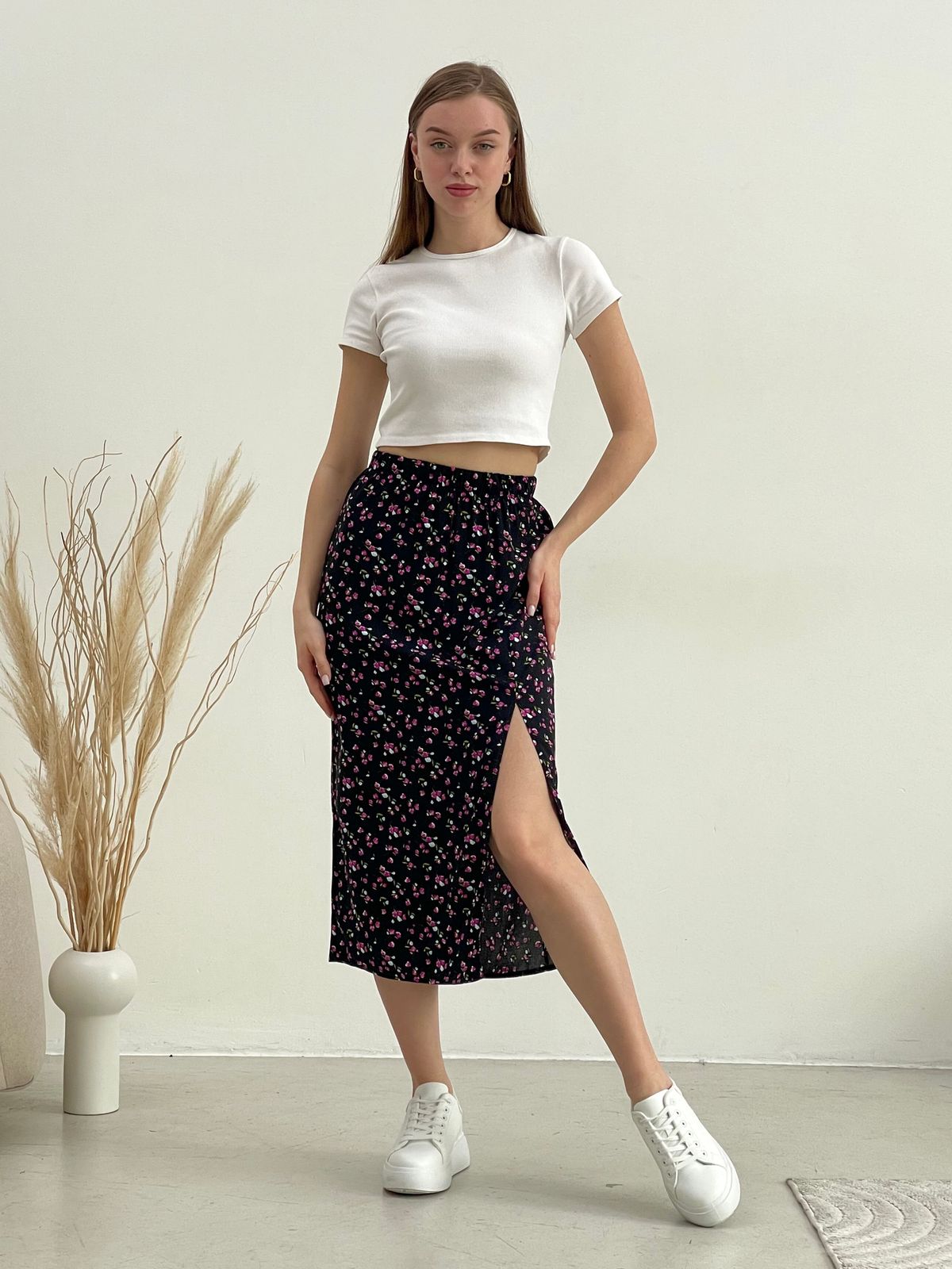 Купить Длинная женская юбка с разрезом в цветочек черная Merlini Лакко 400001261 размер 42-44 (S-M) в интернет-магазине