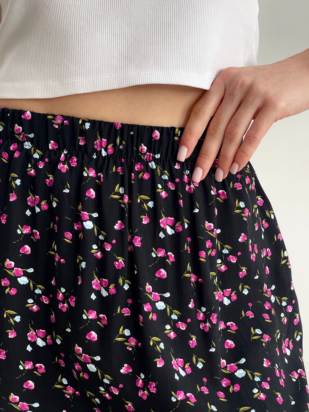 Купить Длинная женская юбка с разрезом в цветочек черная Merlini Лакко 400001261 размер 42-44 (S-M) в интернет-магазине