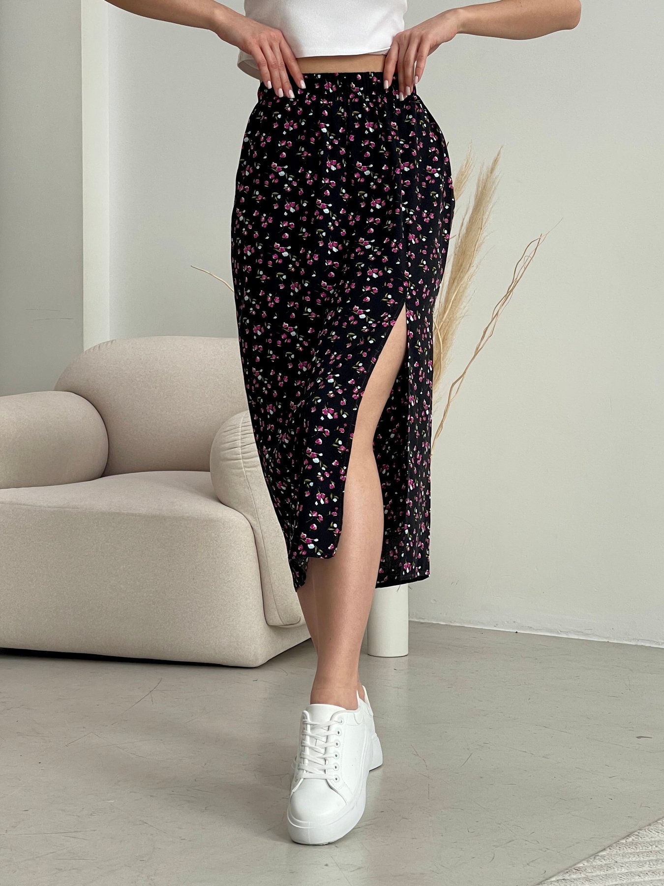 Купити Довга жіноча спідниця в квіточку з розрізом чорна Merlini Лакко 400001261 розмір 42-44 (S-M) в інтернет-магазині
