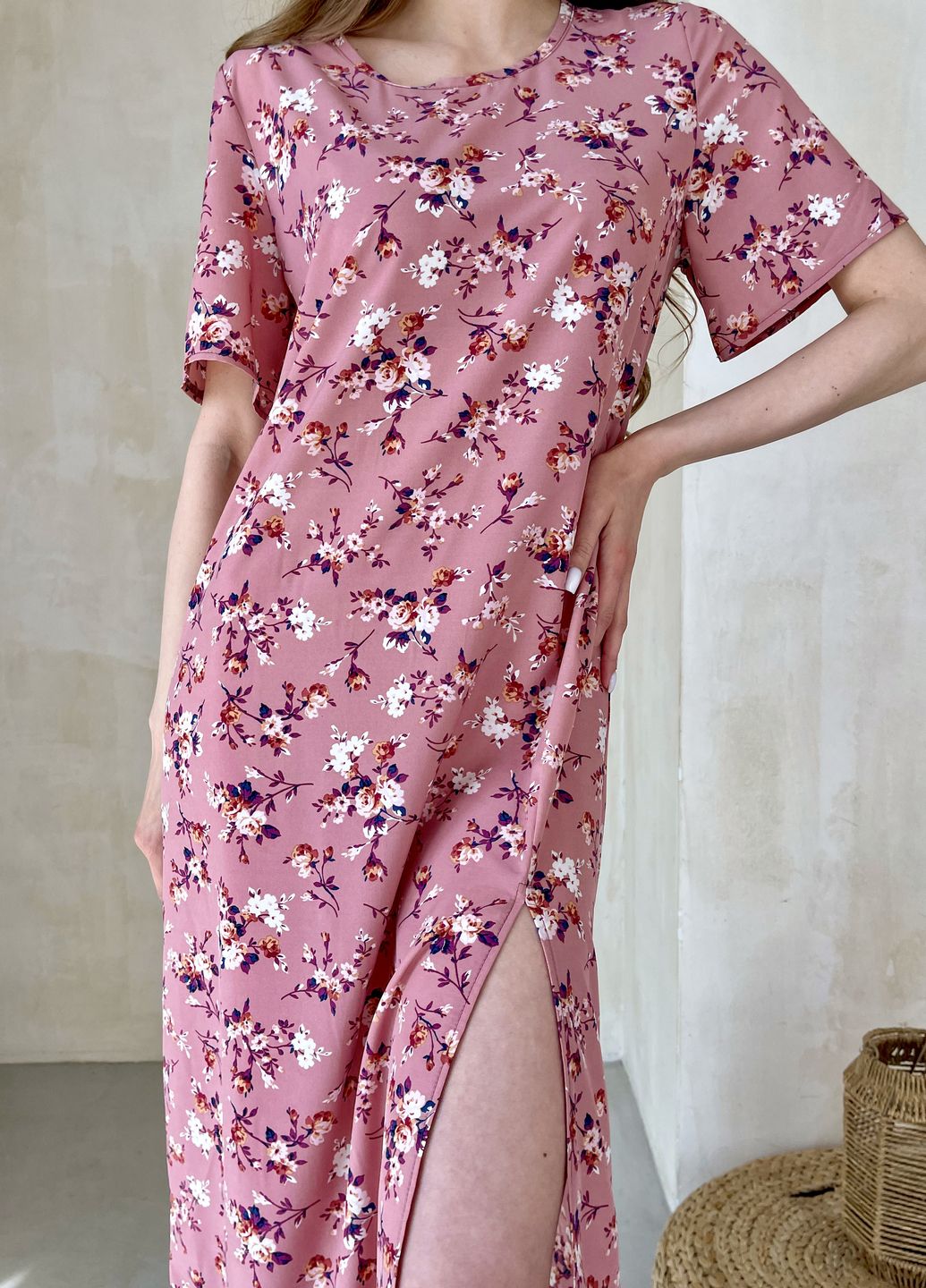 Купить Женское платьедо колена с разрезом и цветочным принтом розовое Merlini Новара 700000221, размер 42-44 (S-M) в интернет-магазине