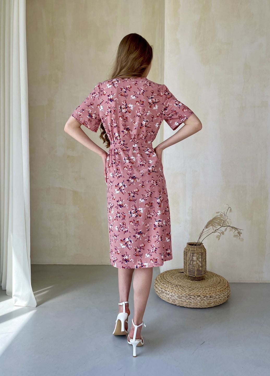Купить Женское платьедо колена с разрезом и цветочным принтом розовое Merlini Новара 700000221, размер 42-44 (S-M) в интернет-магазине