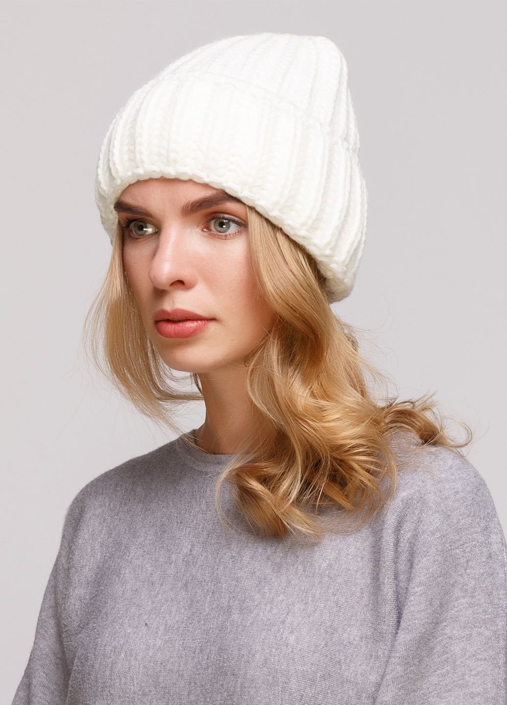 Купить Зимняя вязаная женская шапка с отворотом на флисовой подкладке DeMari Софа 550002 - Молочный в интернет-магазине
