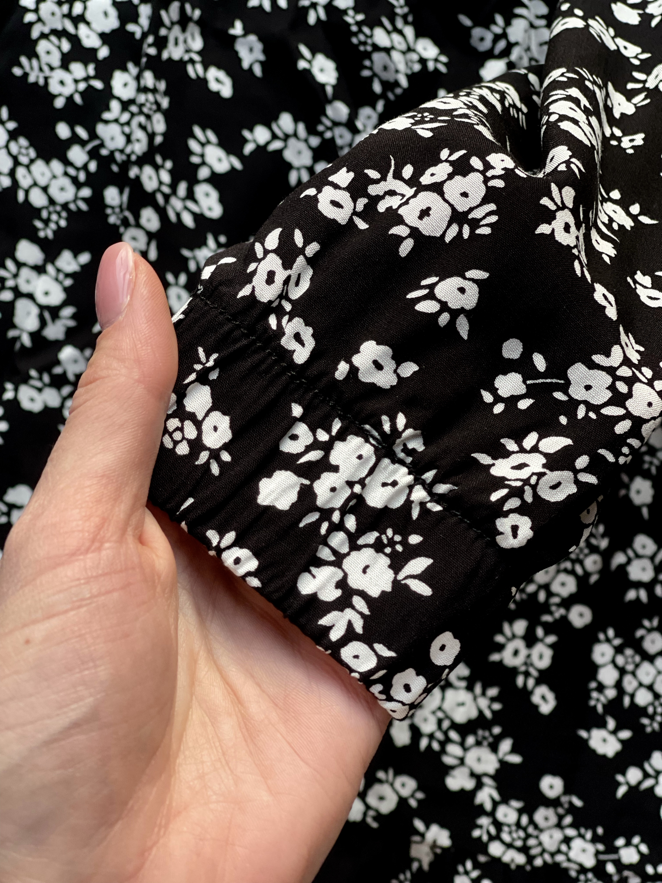 Купити Довга сукня в квіточку чорну з довгим рукавом Merlini Форі 700001202, розмір 42-44 (S-M) в інтернет-магазині