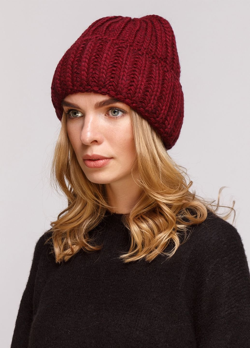 Купить Зимняя вязаная женская шапка с отворотом на флисовой подкладке DeMari Софа 550003 - Бордовый в интернет-магазине