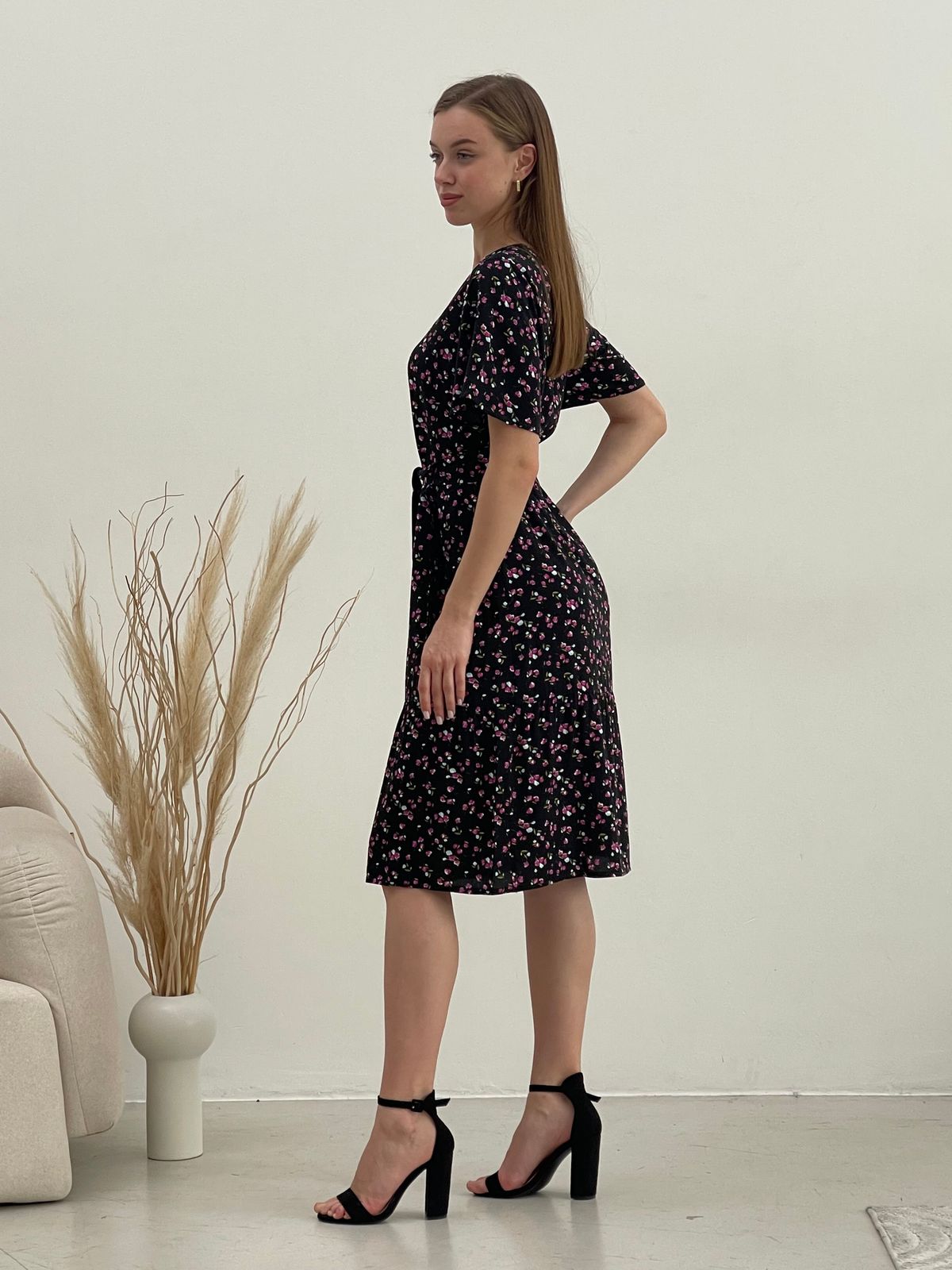 Купить Платье летнее ниже колен в цветочек черное Merlini Мискано 700001281 размер 42-44 (S-M) в интернет-магазине